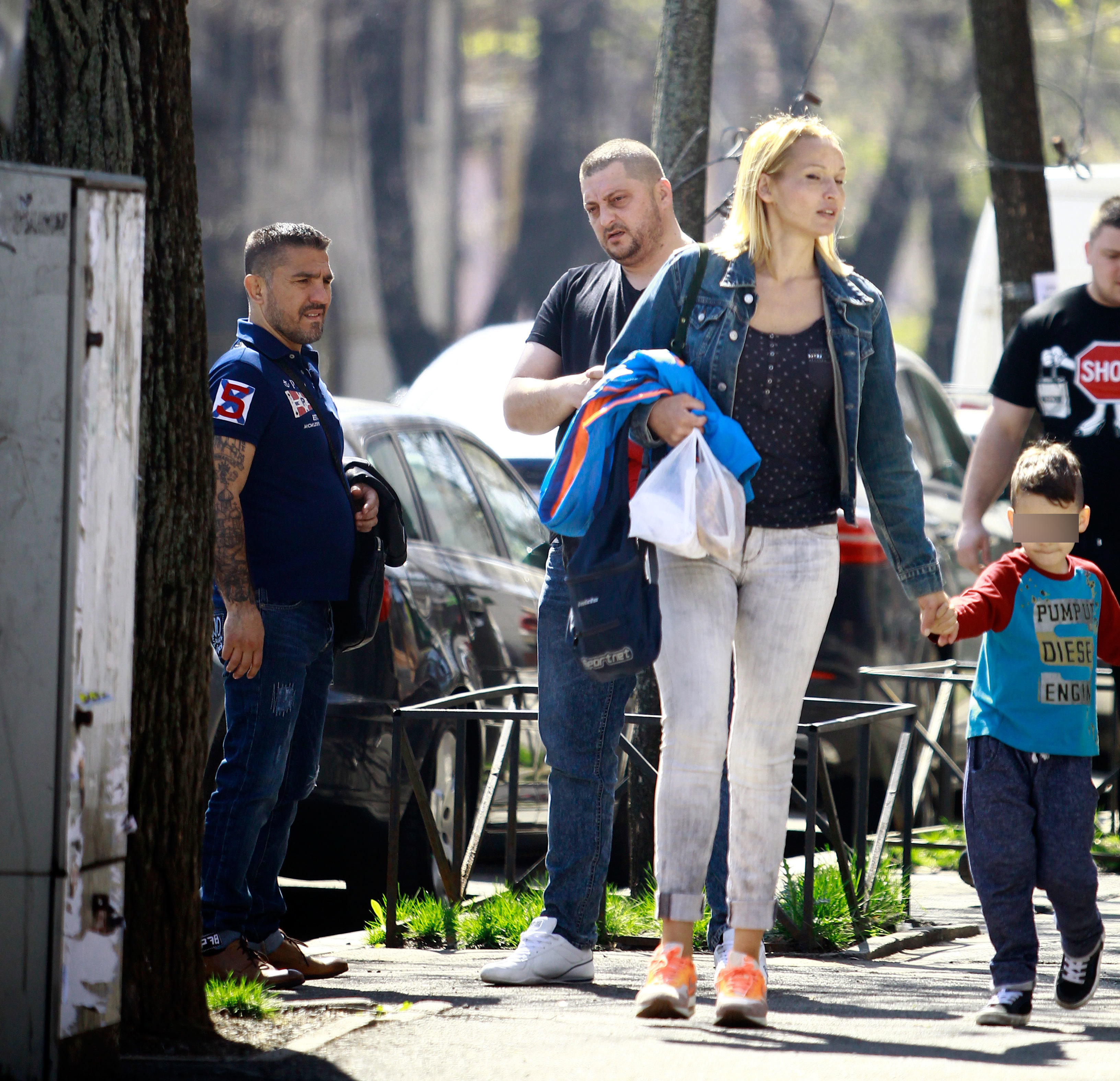 Costel şi-a sucit gâtul după o doamnă blondă, cu copil