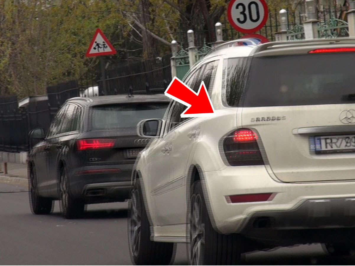 Bancherul i-a tăiat faţa şoferului din spate, care a fost nevoit să frâneze. Lămpile de frână ale maşinii din spate s-au aprins