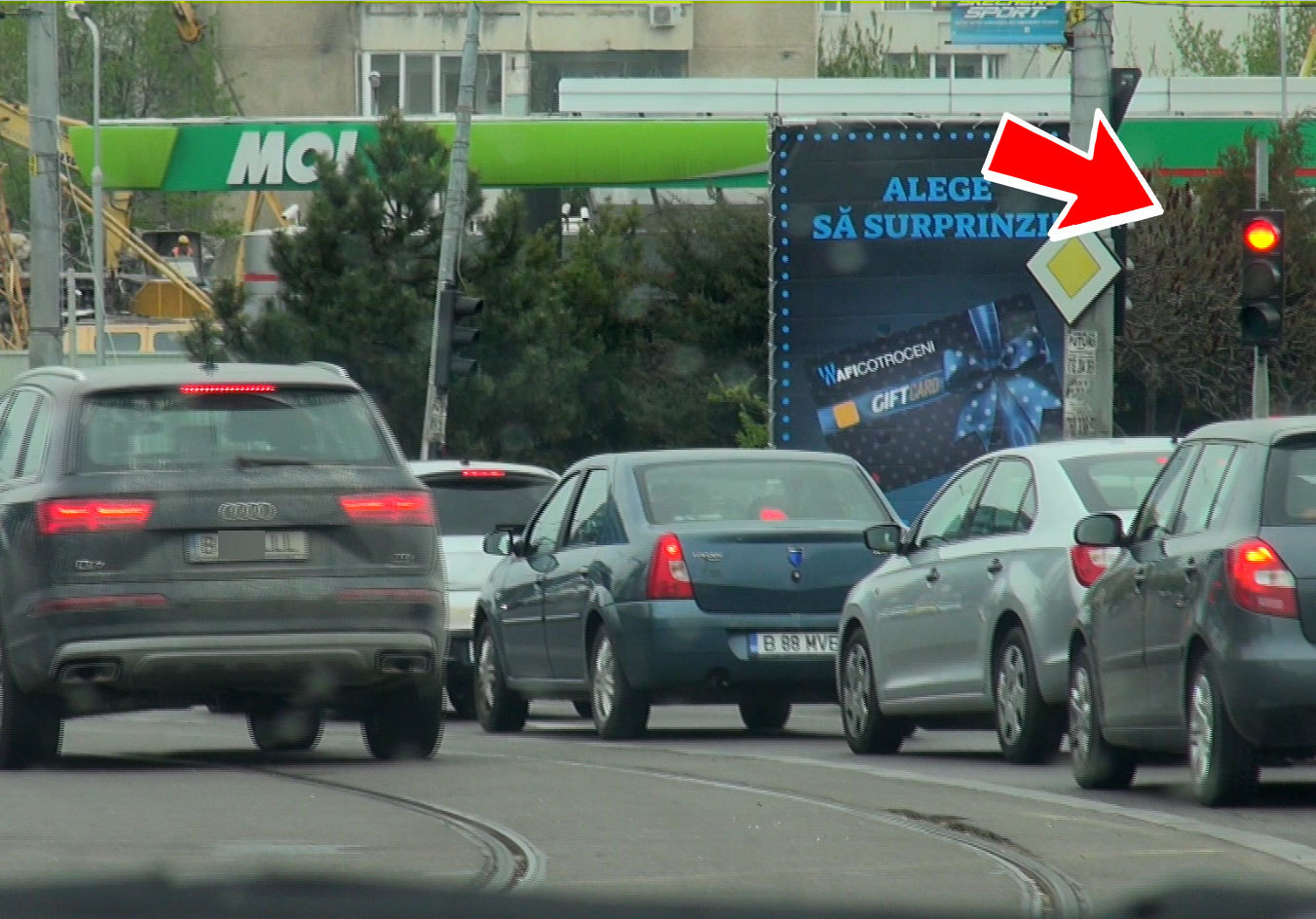 Lucian Isar a depăsit coloana de la semafor faptă care duce la reţinerea permisului, Uitasem, el il are însă deja luat!