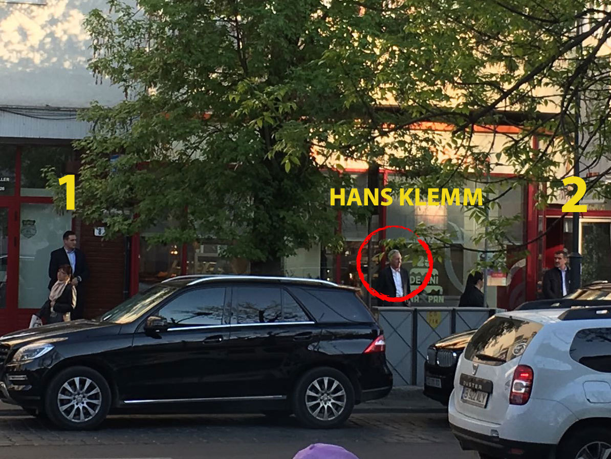 Ambasadorul SUA, Hans Klemm, flancat de cei doi agenţi Secret Service, în faţa cofetăriei Ana.