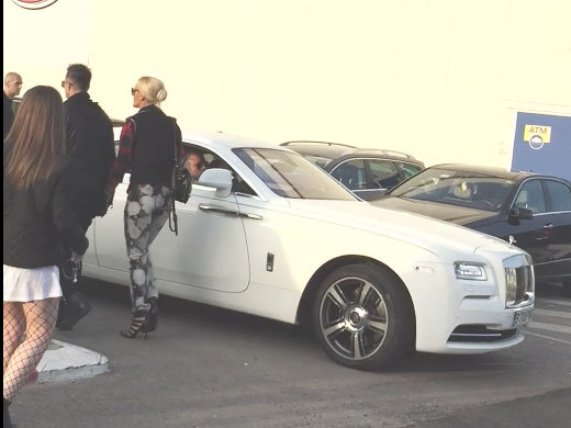 Edy Power a oprit circulaţia pe alei ca să-şi parcheze limuzina imensă