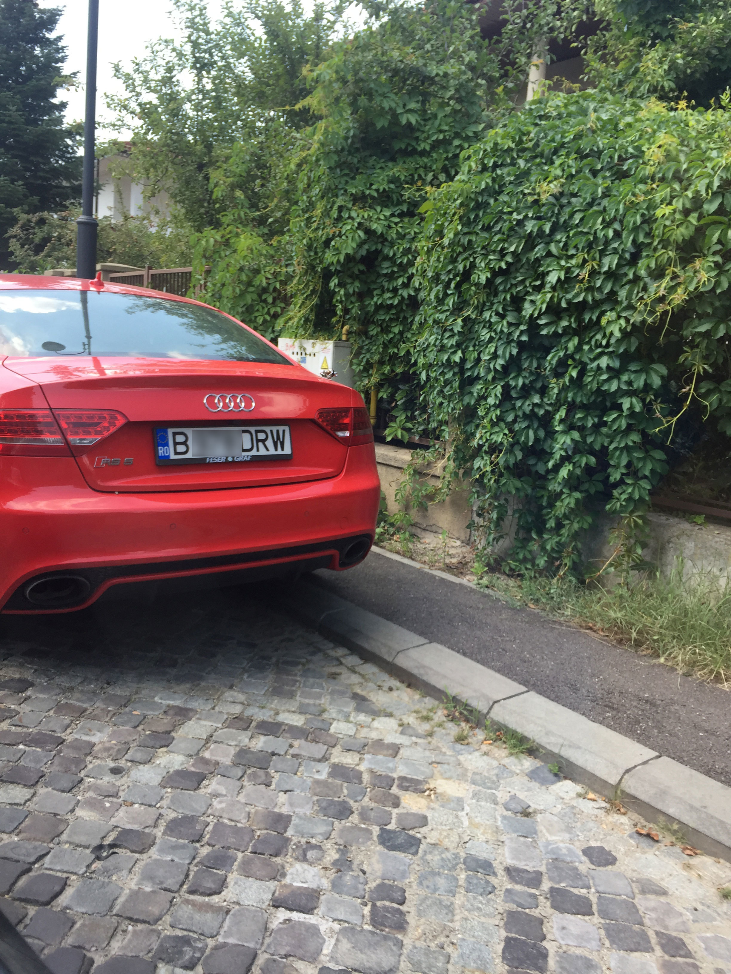 În faţa casei în care locuieşte Andrei se odihneşte ”sora” bolidului pe două roţi