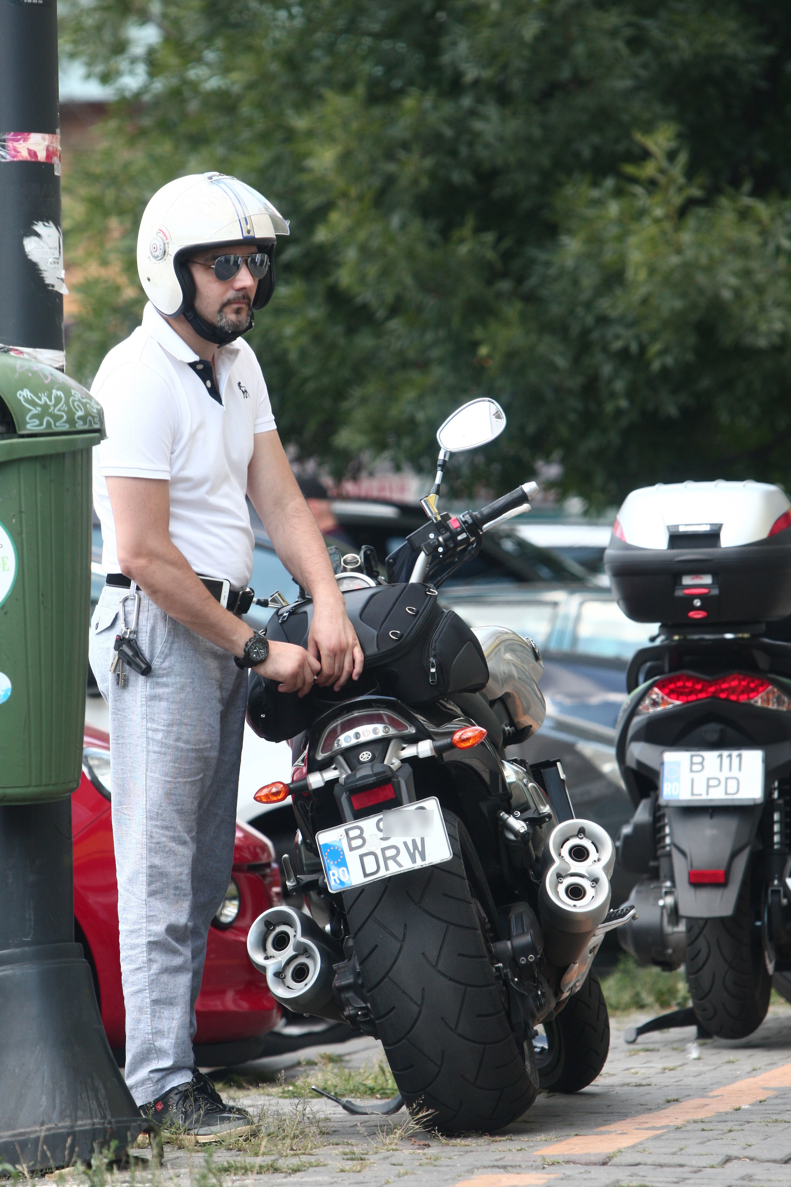 Andrei Patriciu se deplasează prin oraş cu motorul