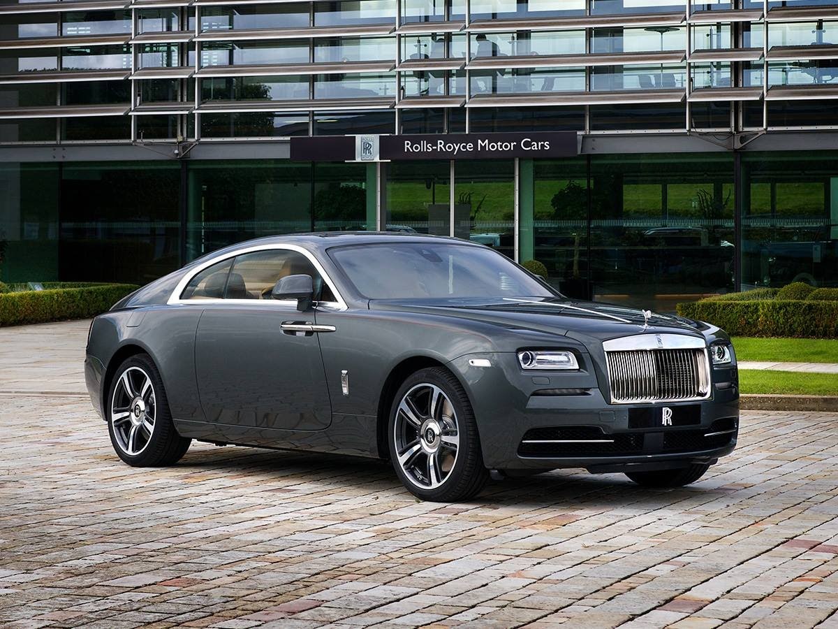 Lucian se poate lăuda cu un astfel de bolid superb în garaj, parcat în apropierea apartamentului de lux din blocul milionarilor, pe care dat fabuloasa sumă de jumătate de milion de euro!