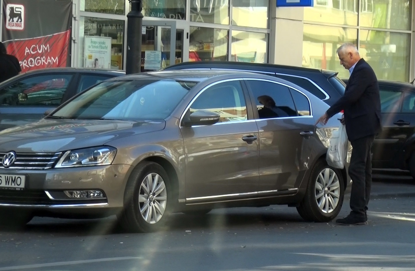 Fostul primar şi-a lăsat cumpărăturile în maşină