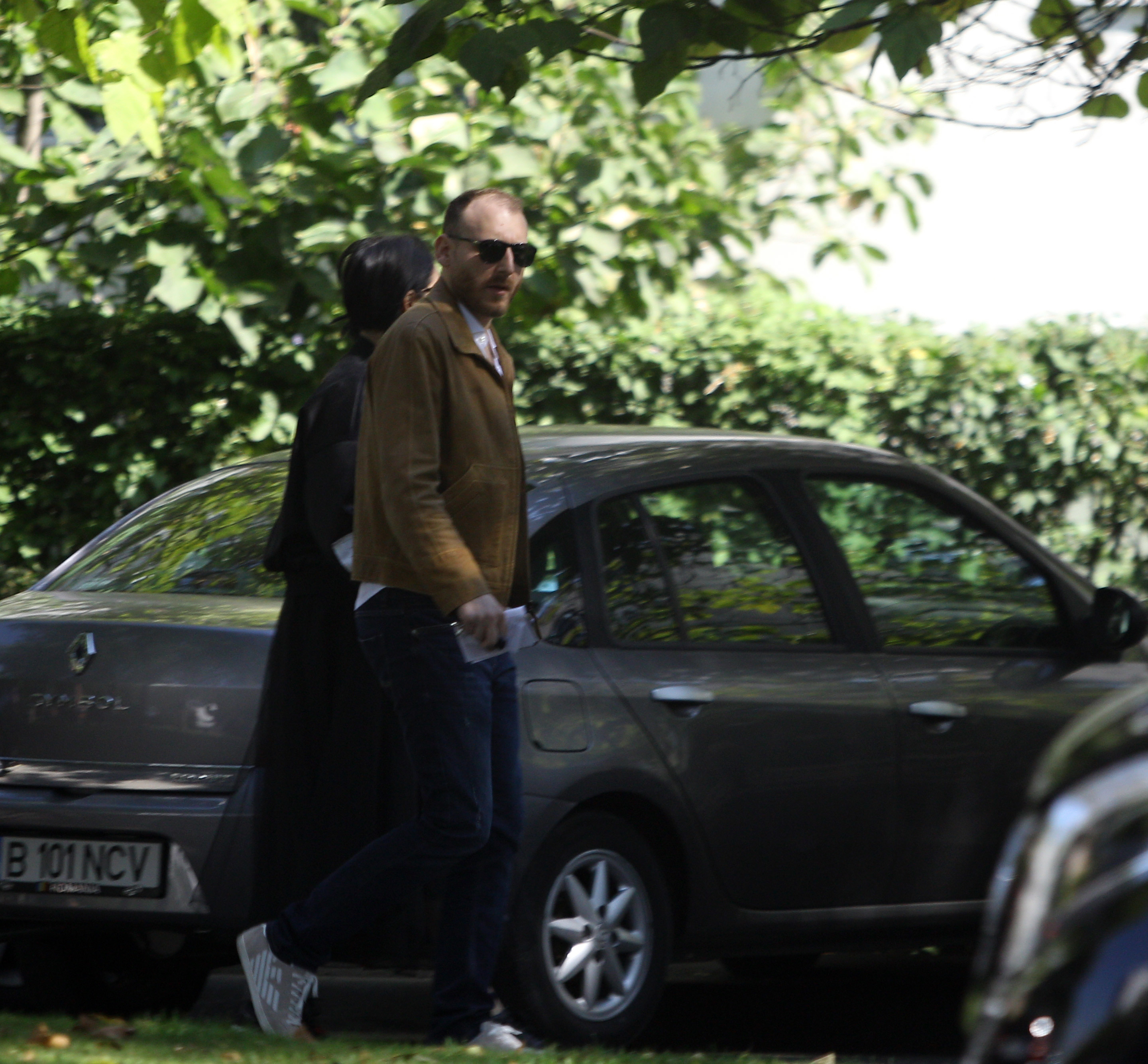 Andreea şi Adrian se ţin de mână ca doi îndrăgostiţi