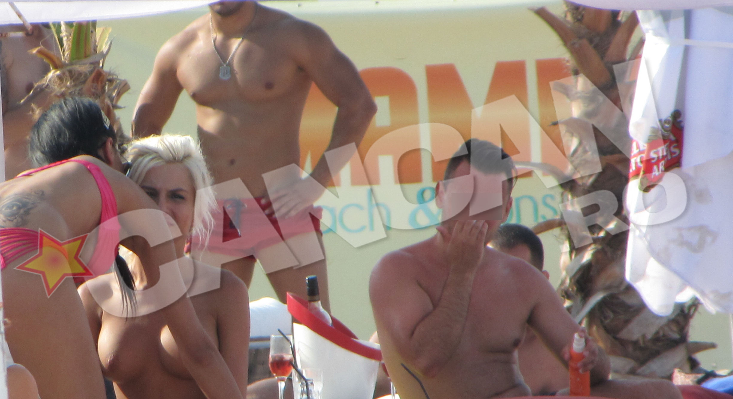 Show-ul s-a terminat dupa ce o prietena a ajutat-o sa isi puna sutienul