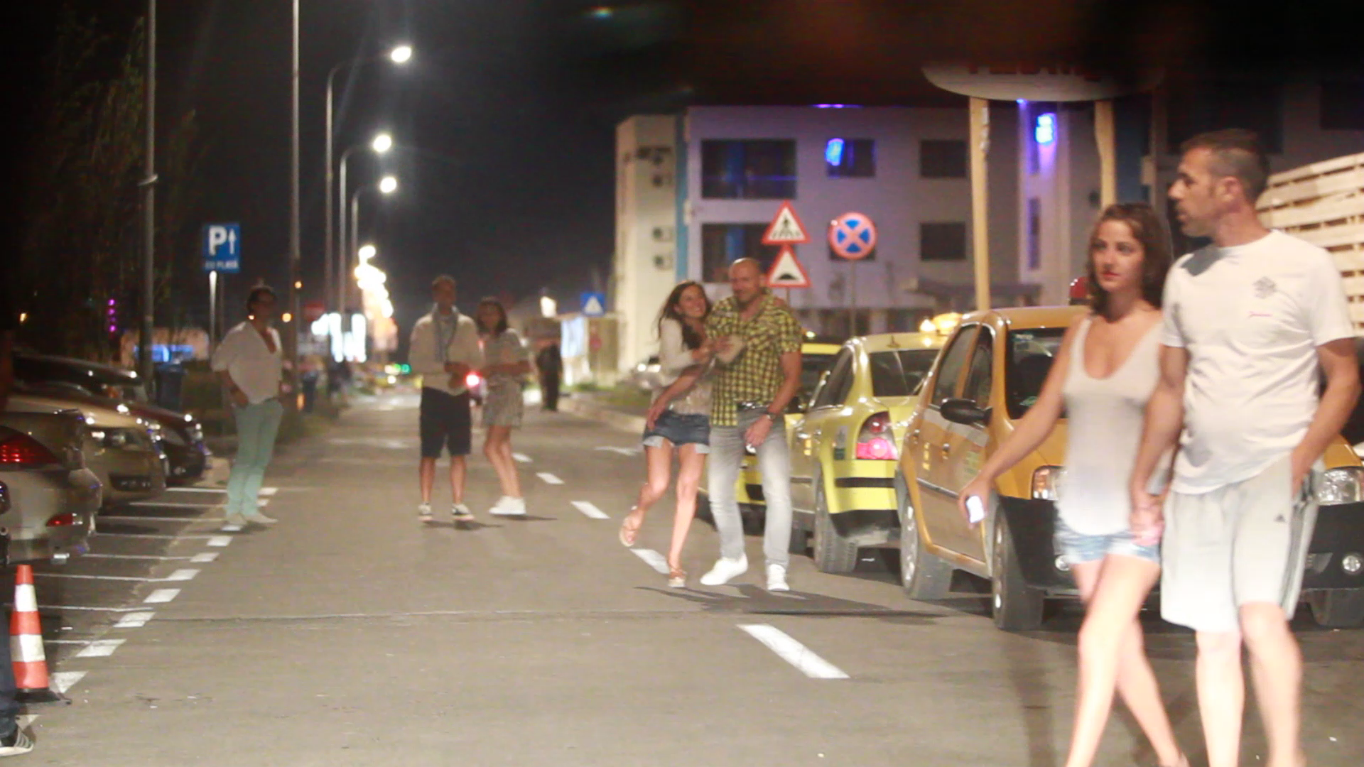 Creatoarea se poarta precum un copil mic si ii sare sotului sau in brate