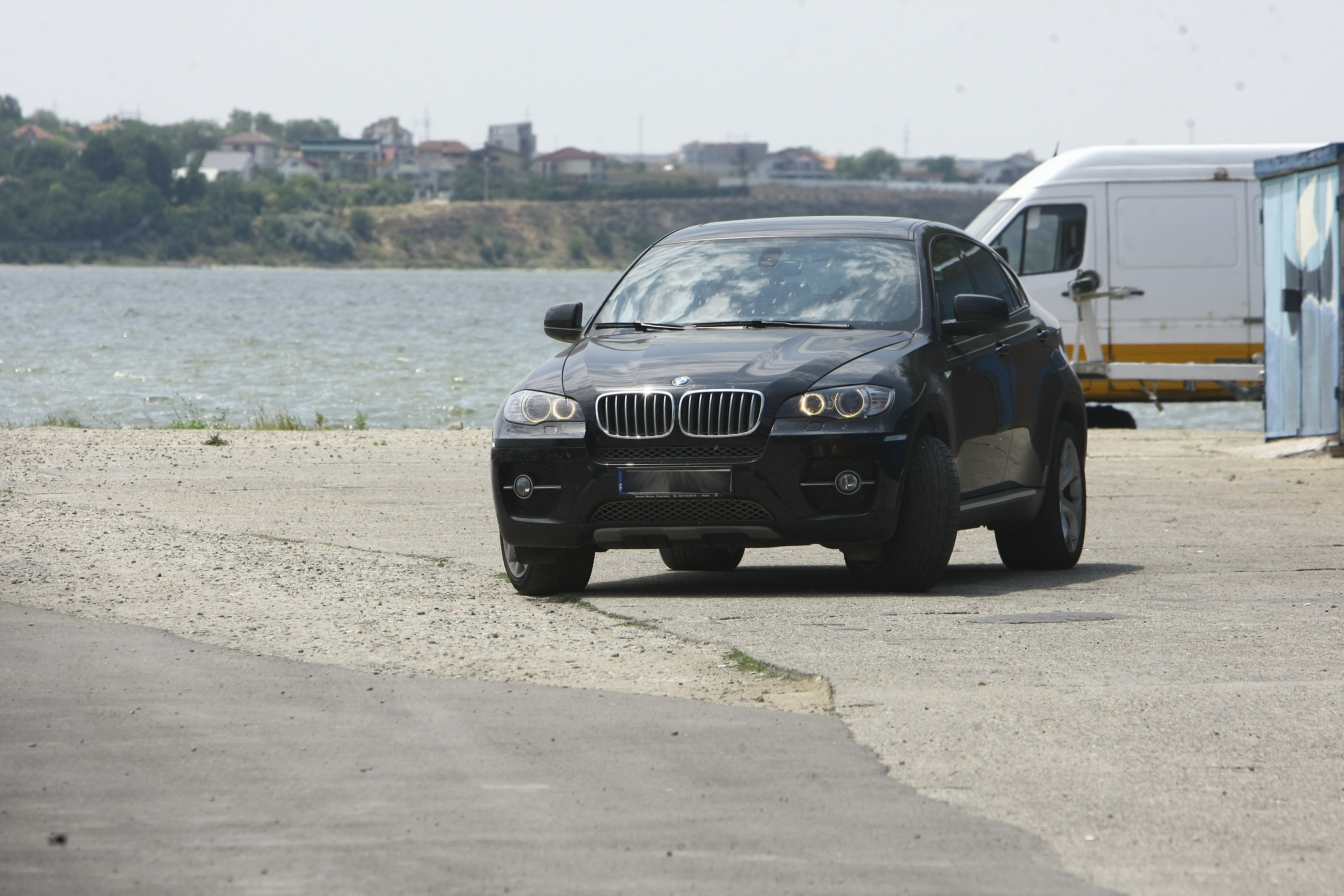 Imediat ce s-a despartit de fosta sotie, Marcel s-a dus si si-a scos din garaj BMW-ul X6