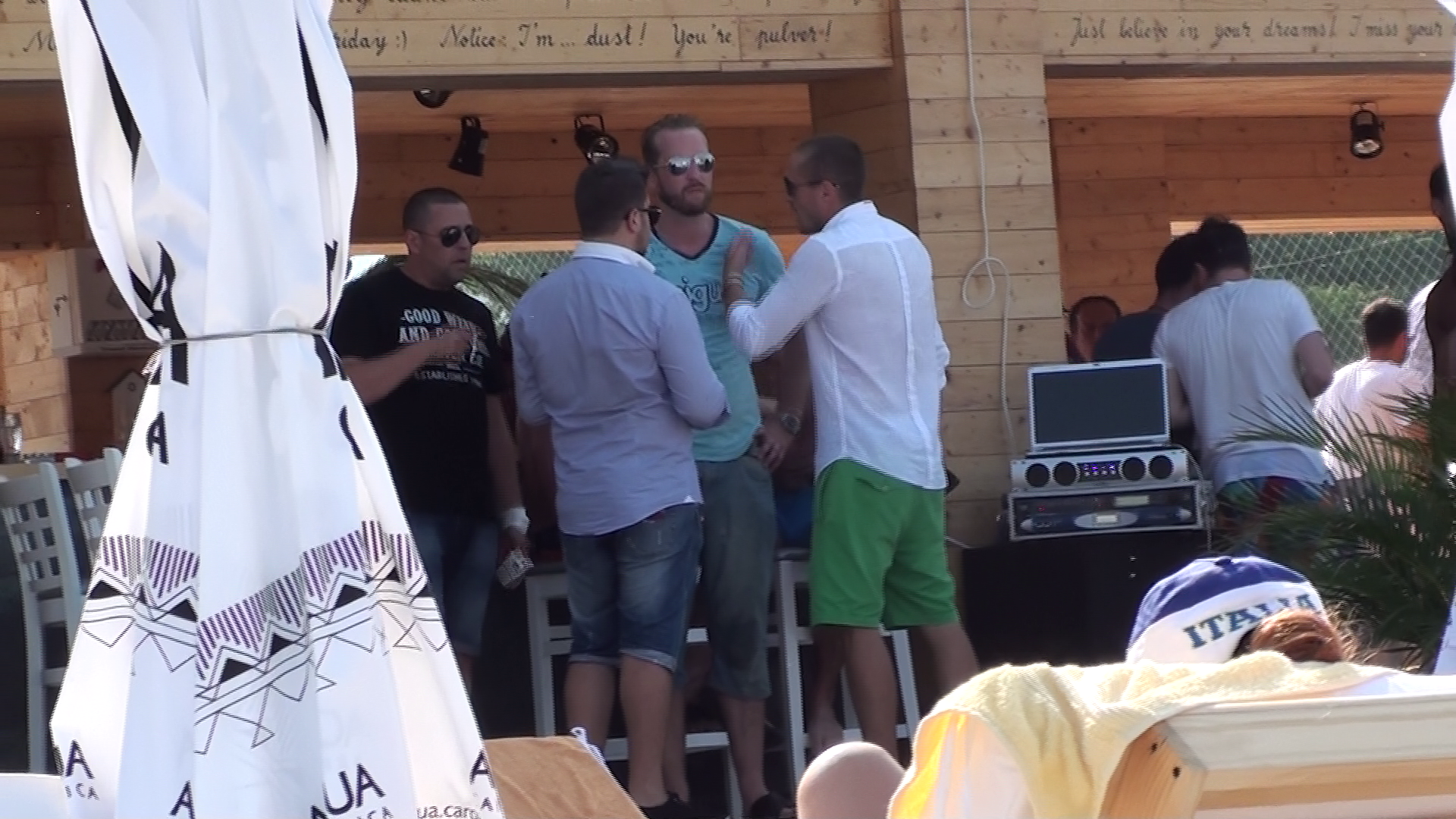 Vladimir sta de vorba cu niste prieteni