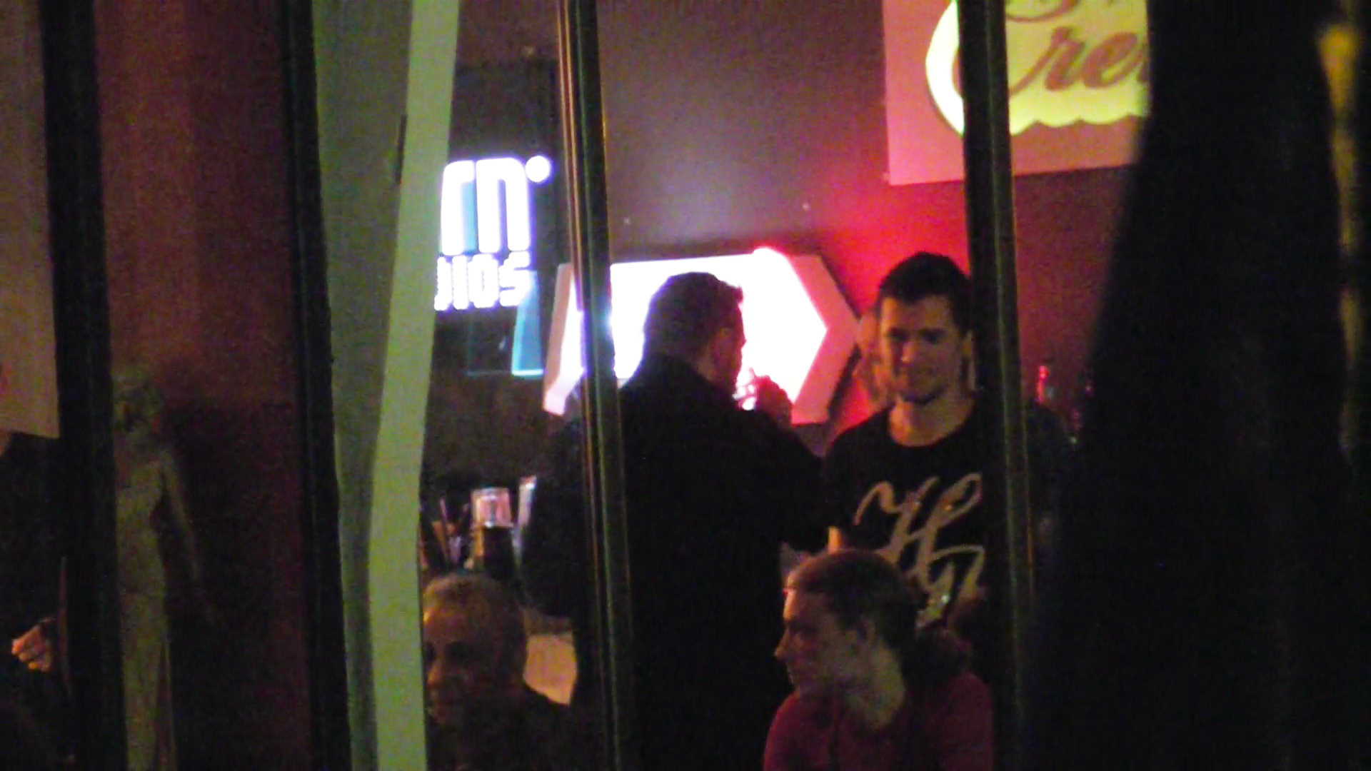 Desi organizatorii i-au pus la dispozitie o masa, artistul a preferat sa stea la bar alaturi de fanii sai