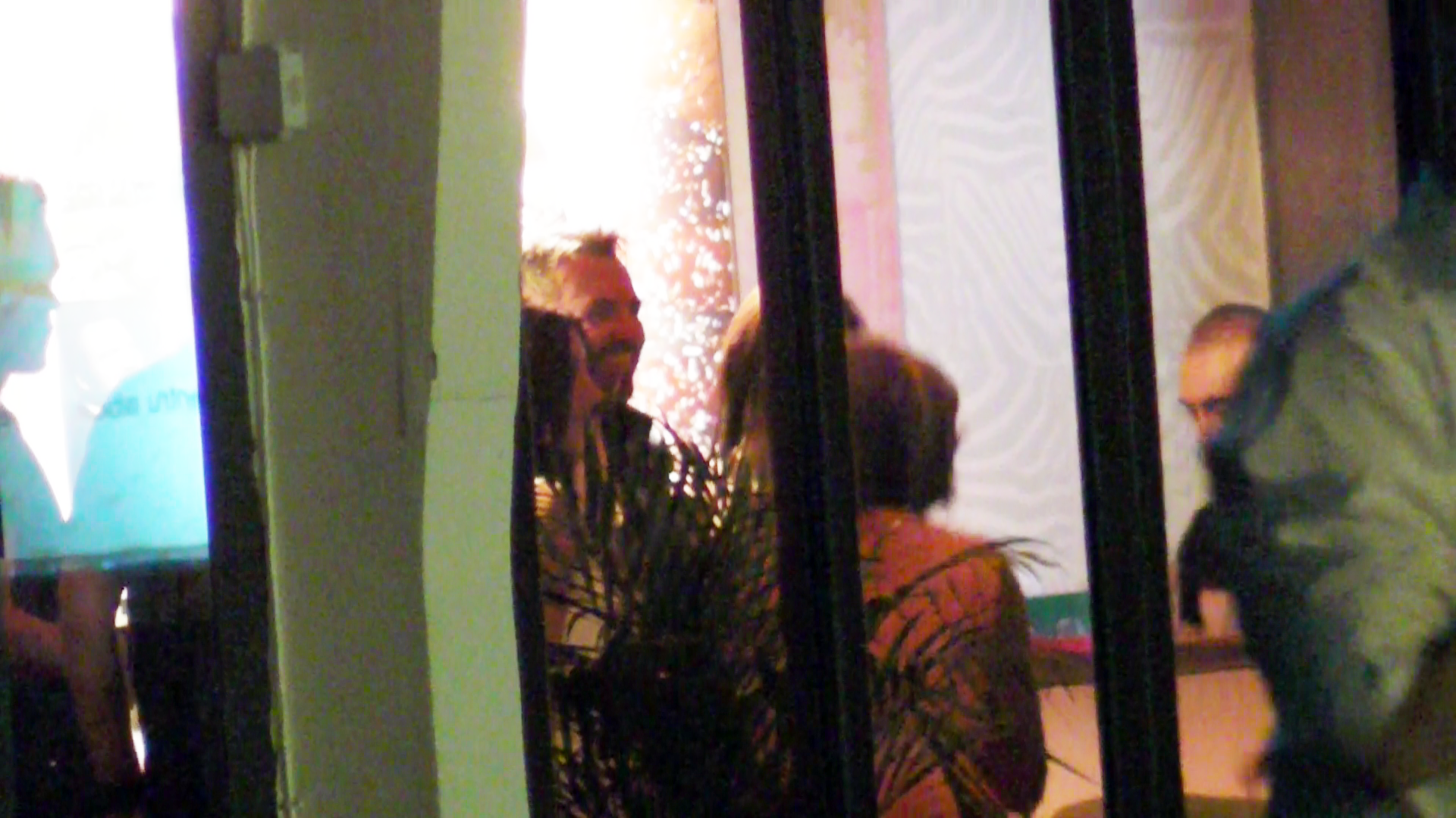 Dupa recital, Brenciu a ramas in local pentru a face poze cu admiratorii