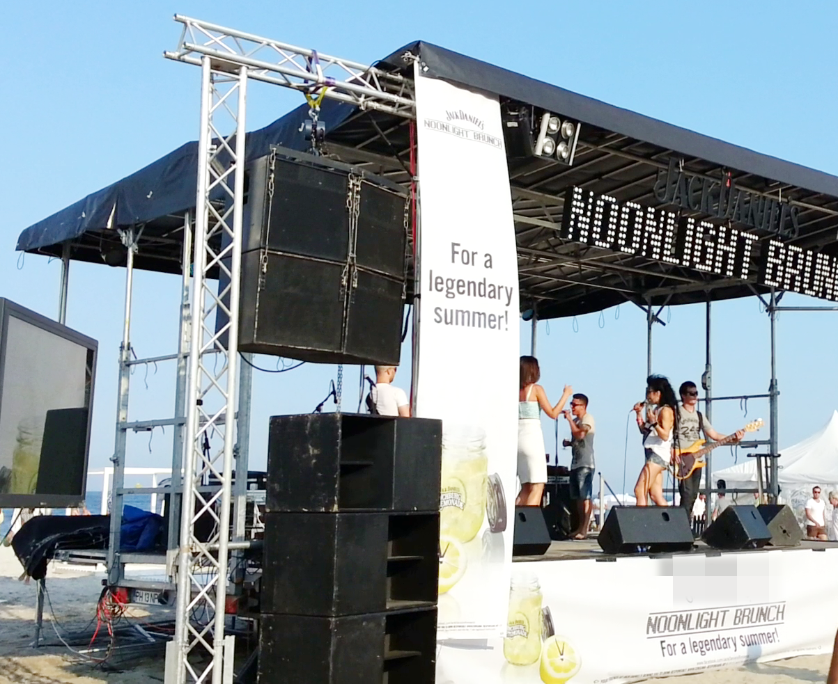 Bruneta s-a urcat pe scena si a inceput sa cante live