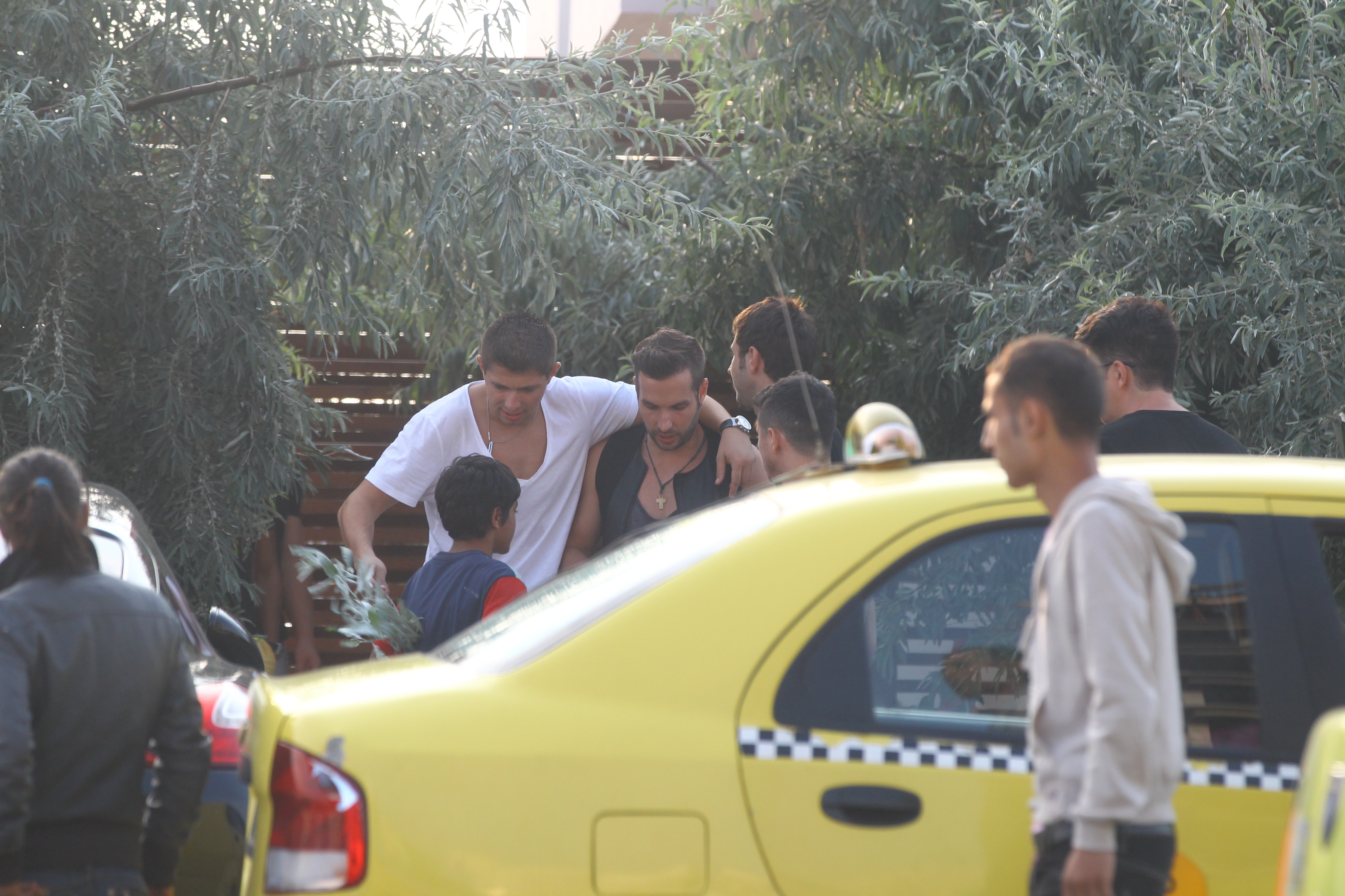 Randi iese din club sustinut de prietenii sai