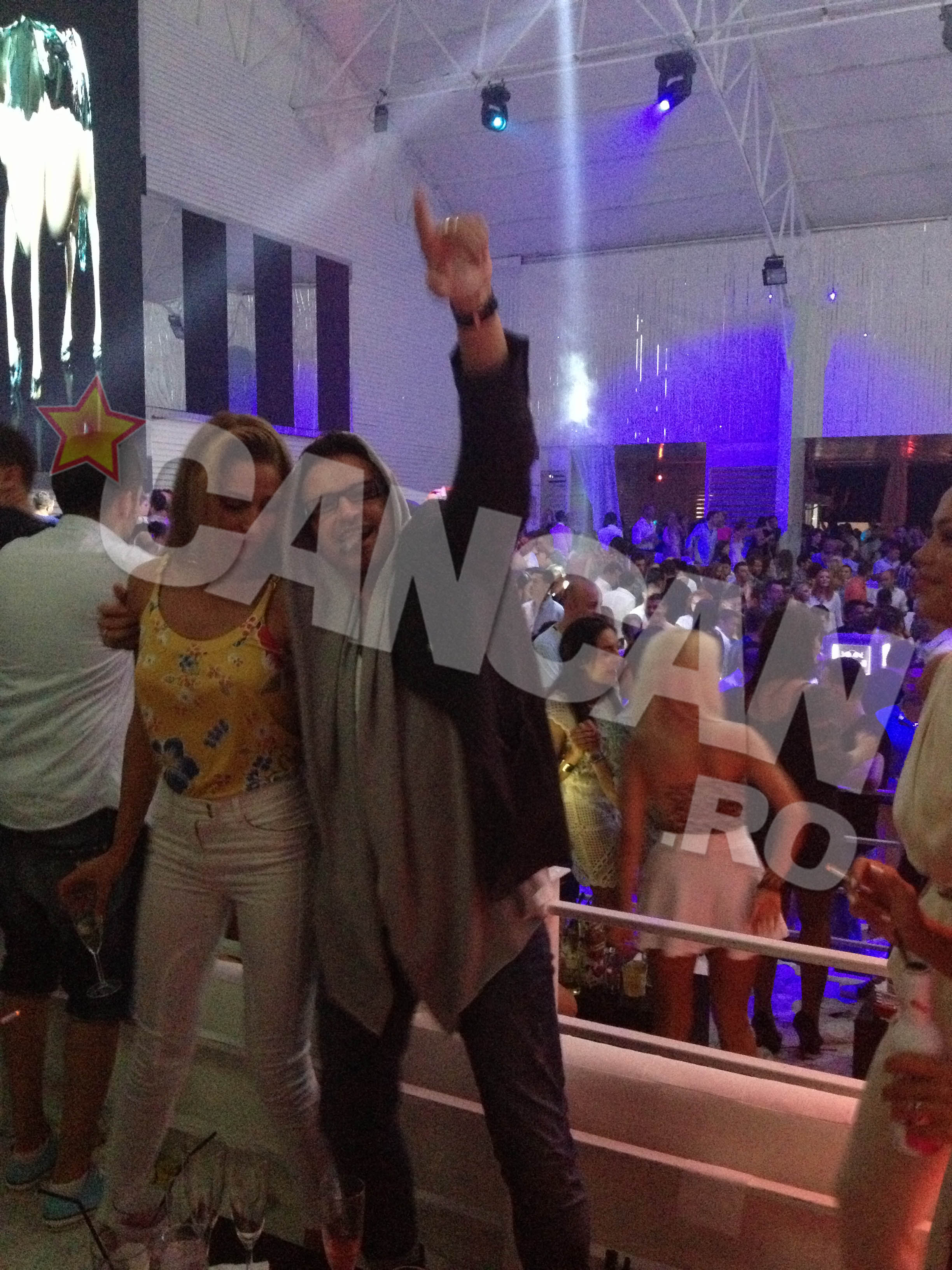 Pana s-a incalzit bine, Botezatu a stat cu gluga trasa pe cap si lipit bine de fetele pe care le ochise pentru dezmat