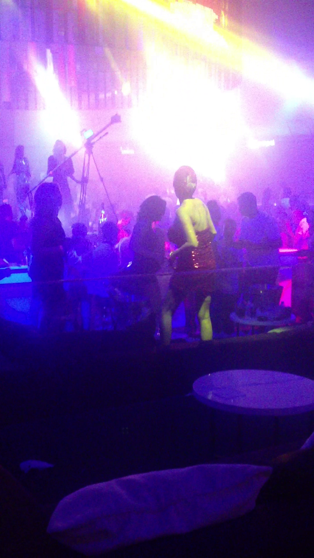 Desi cei mai multi plecasera, cantareata si o parte dintre prietene au ramas pana dis de dimineata