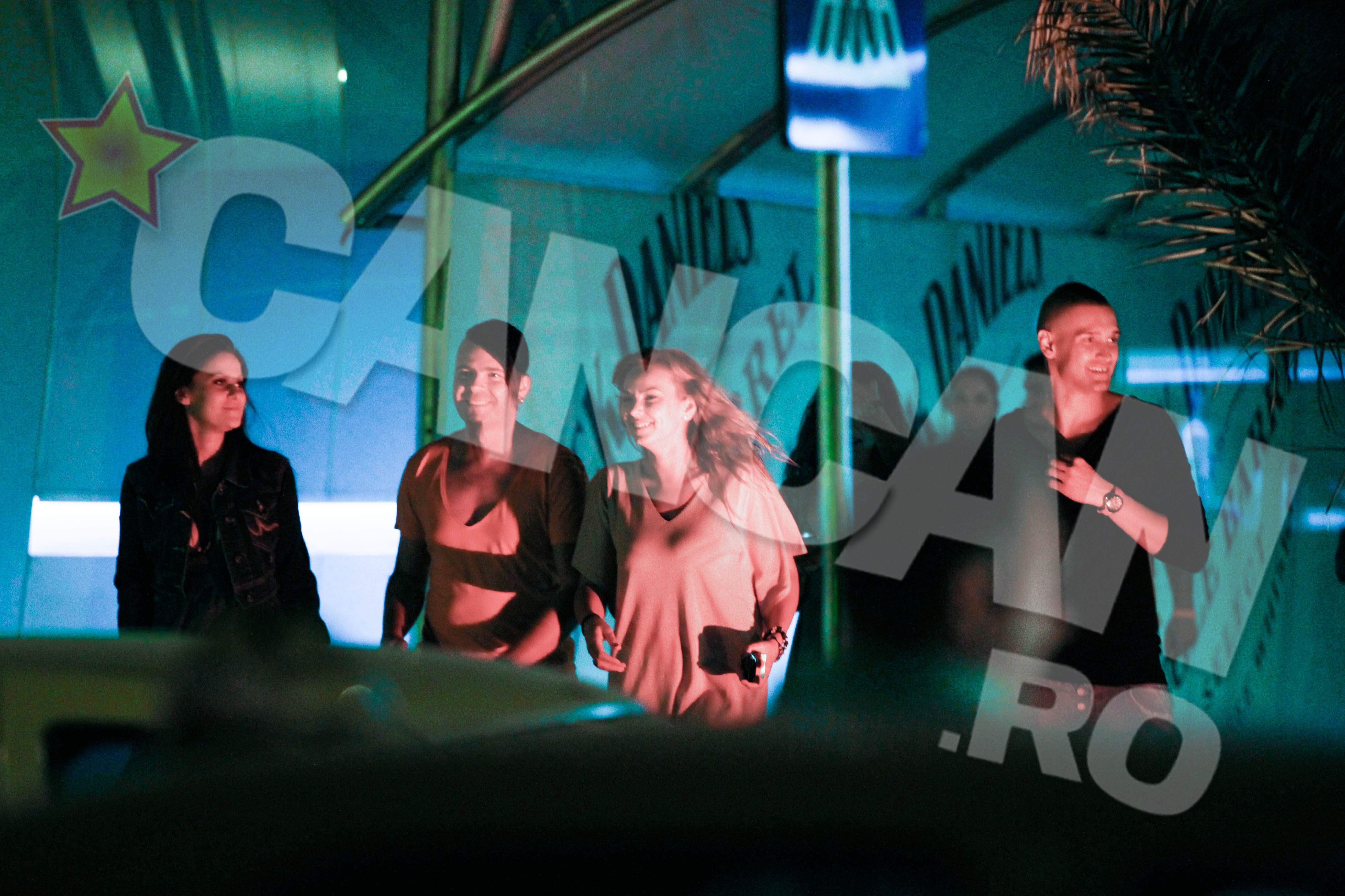 Roxana si prietenii ei parasesc impreuna clubul