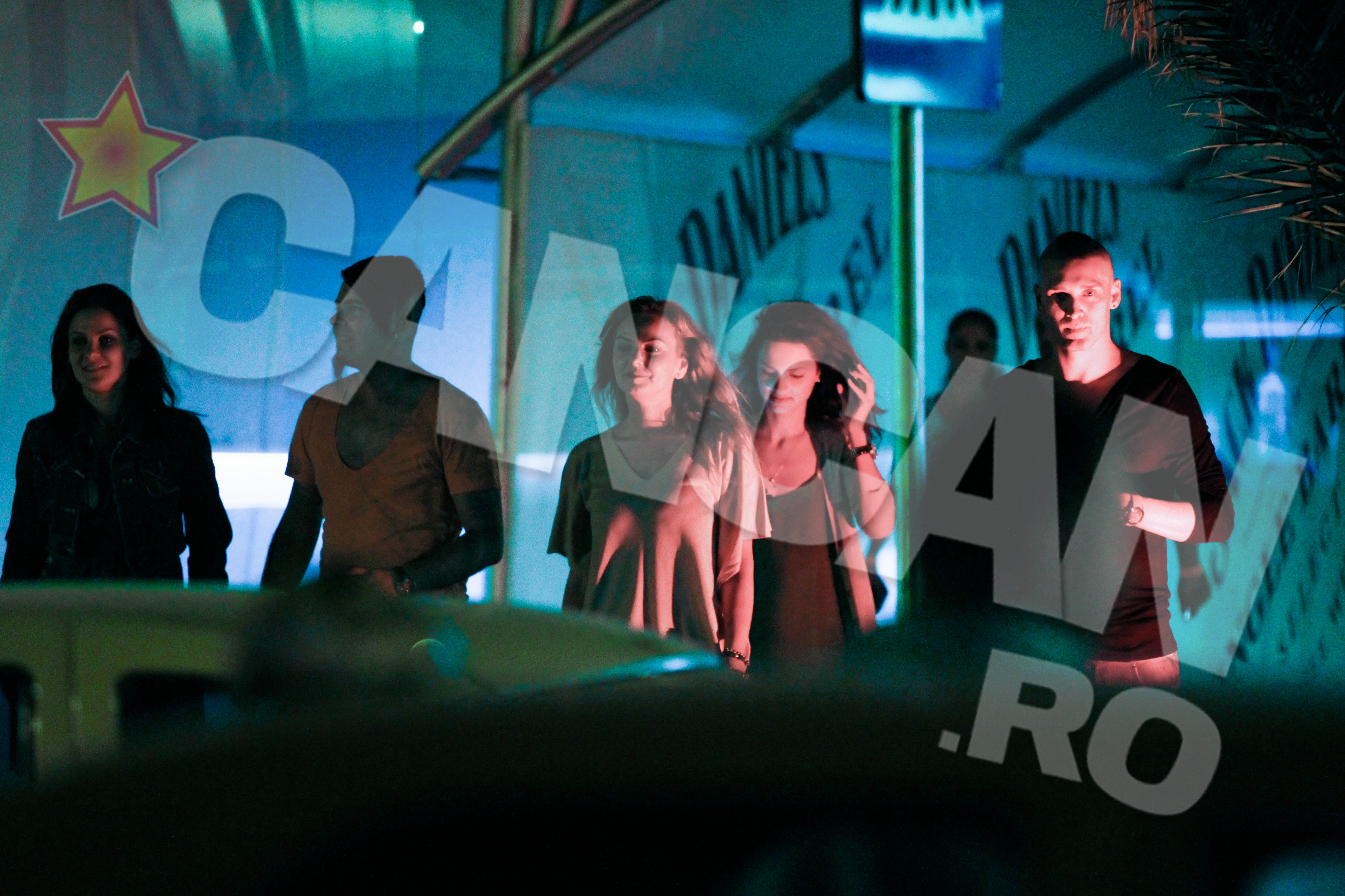 Daca ziua petrecea dansand pe plaja, seara, Roxana si-a unduit soldurile in club