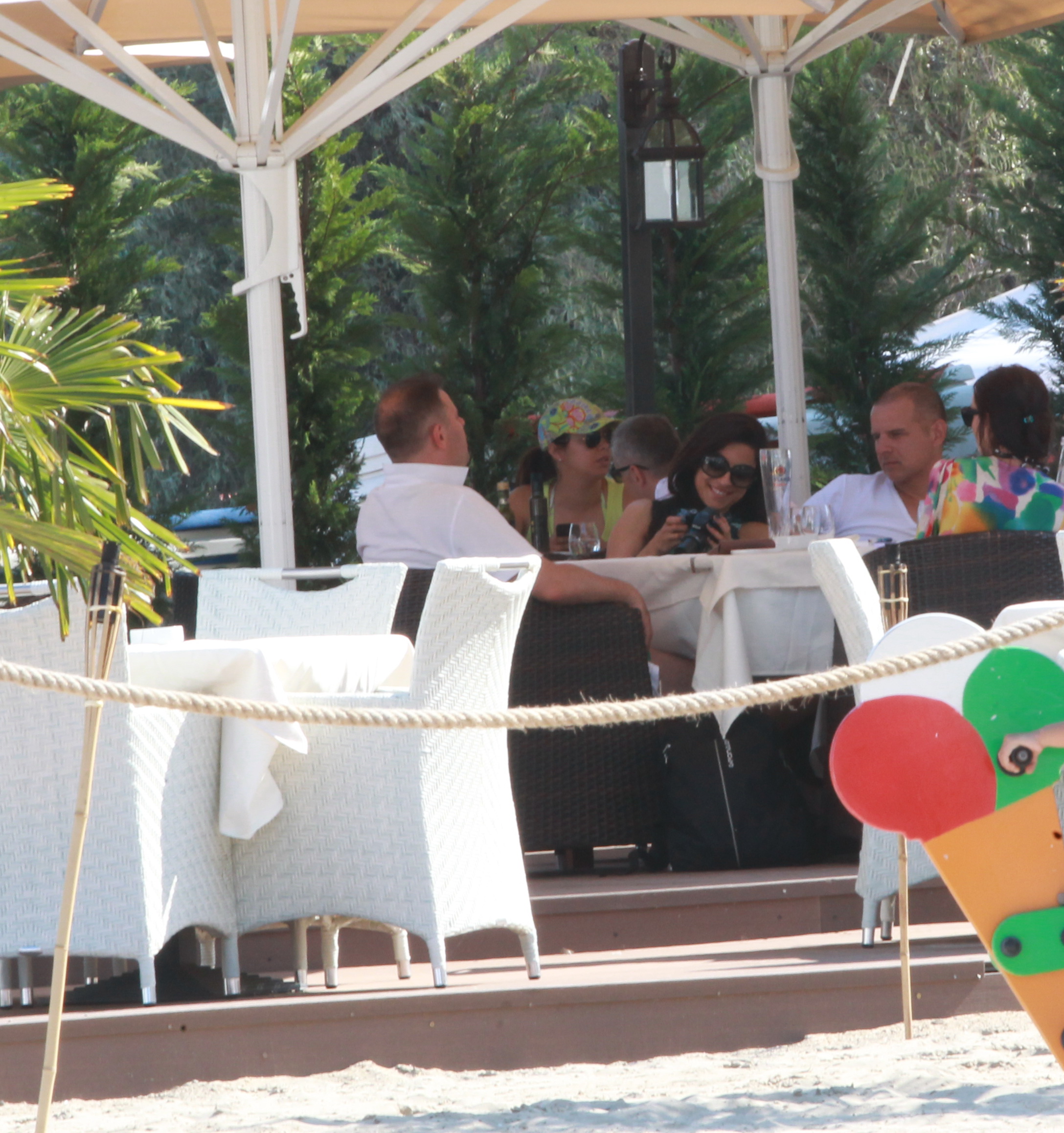 Cei doi se uitau pe pozele dintr-un aparat de fotografiat