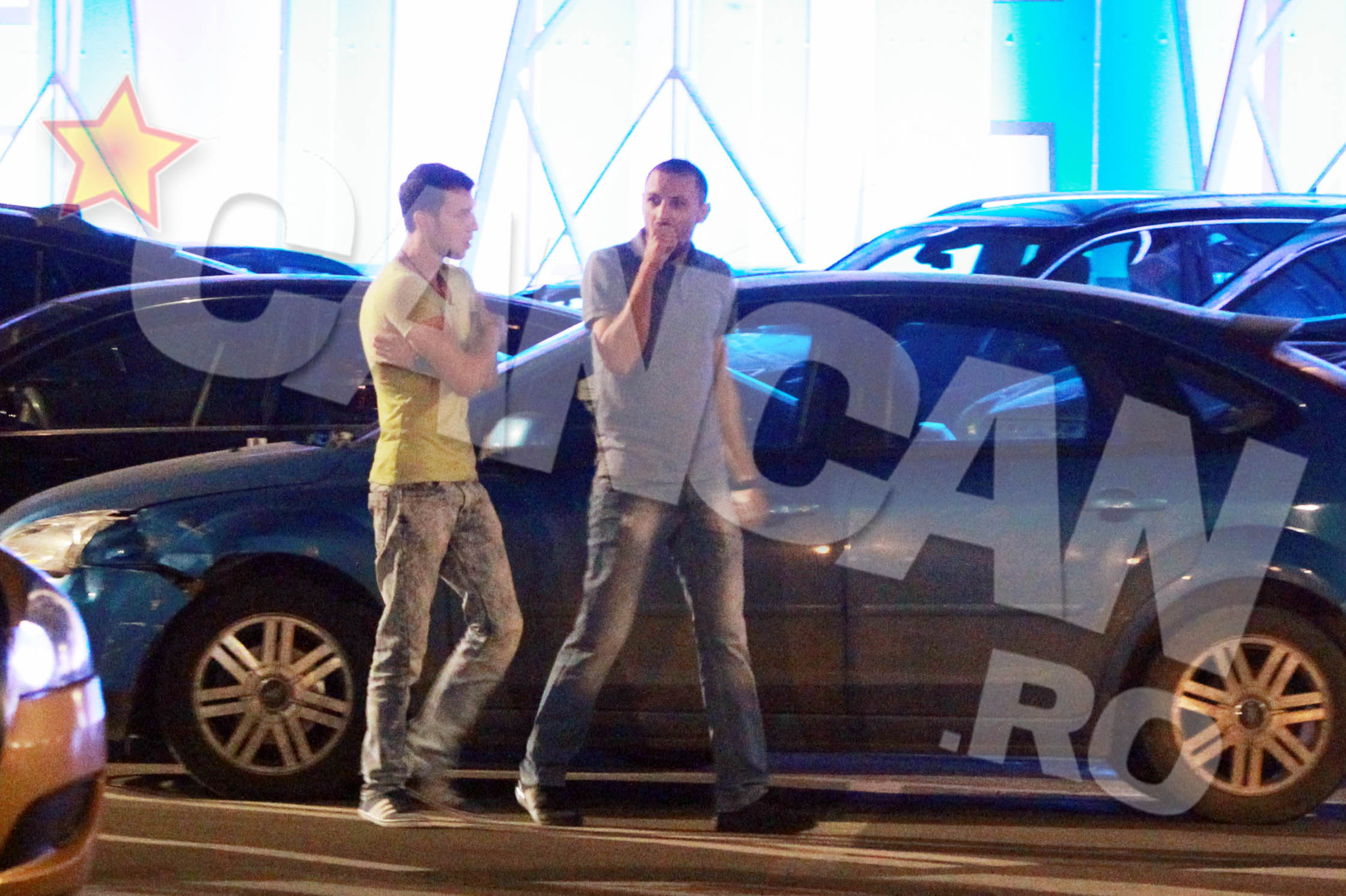 Desi parea pus pe fapte mari, si-a inceput noaptea in compania unui prieten, cascand