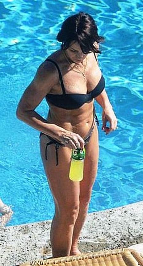 Nadia Comaneci arata senzational in costum de baie, la aproape 52 de ani