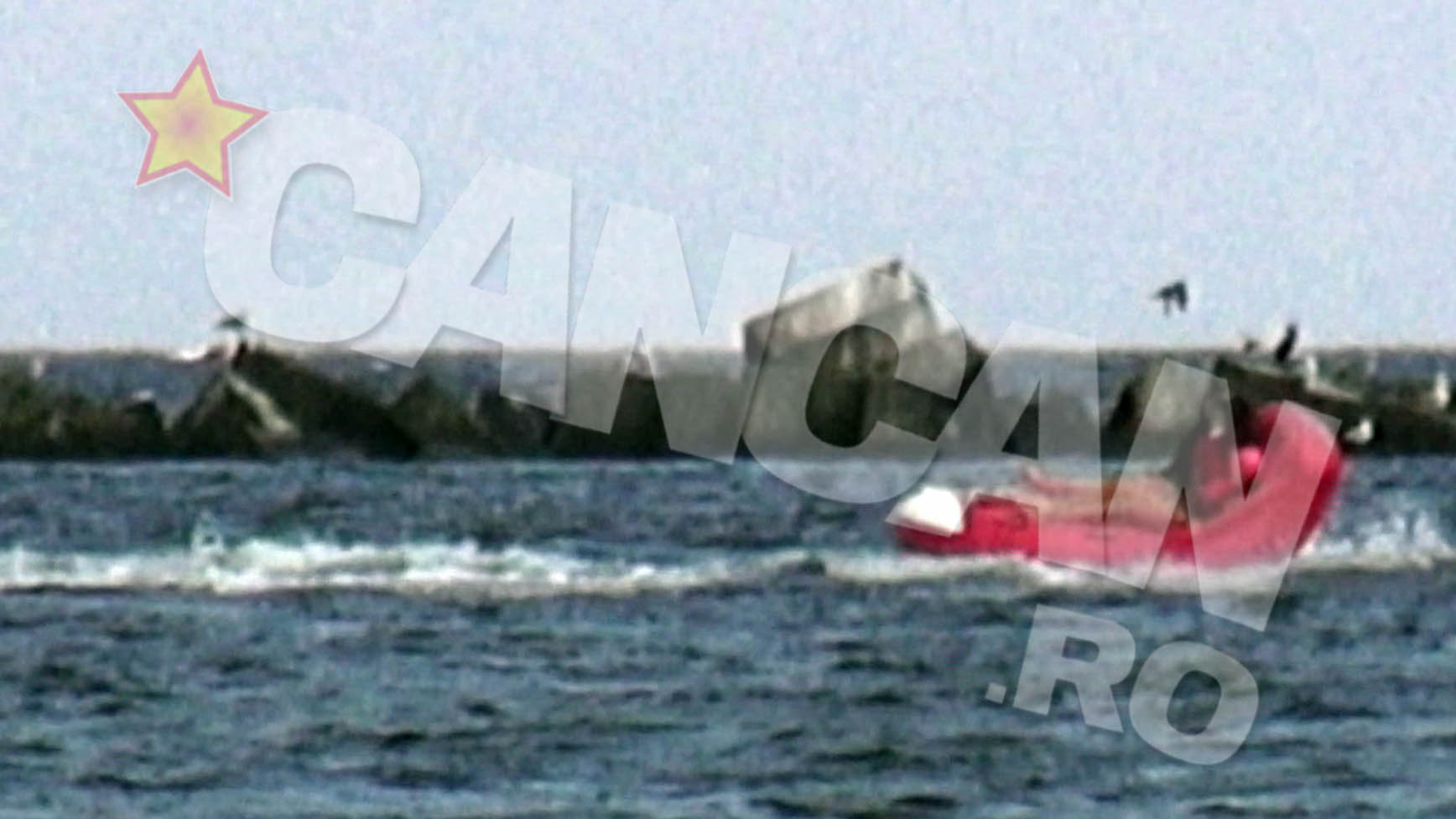 Si ca sa arate cat este de complex, a agatat si o canapea pneumatica de el si a plimbat cu ea cateva persoane, pentru amuzament