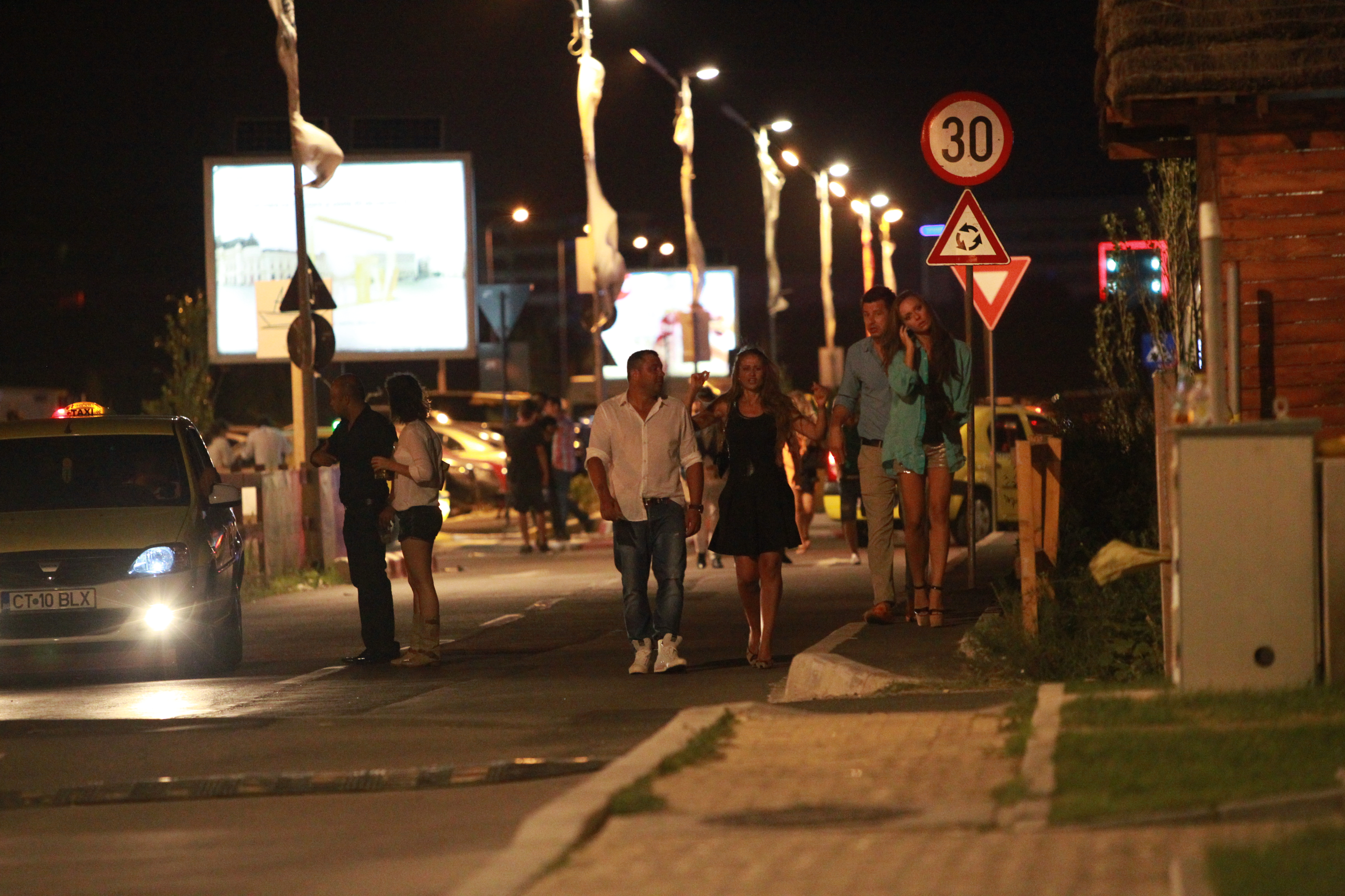 Cei patru merg pe jos pana la locul unde isi lasasera masina