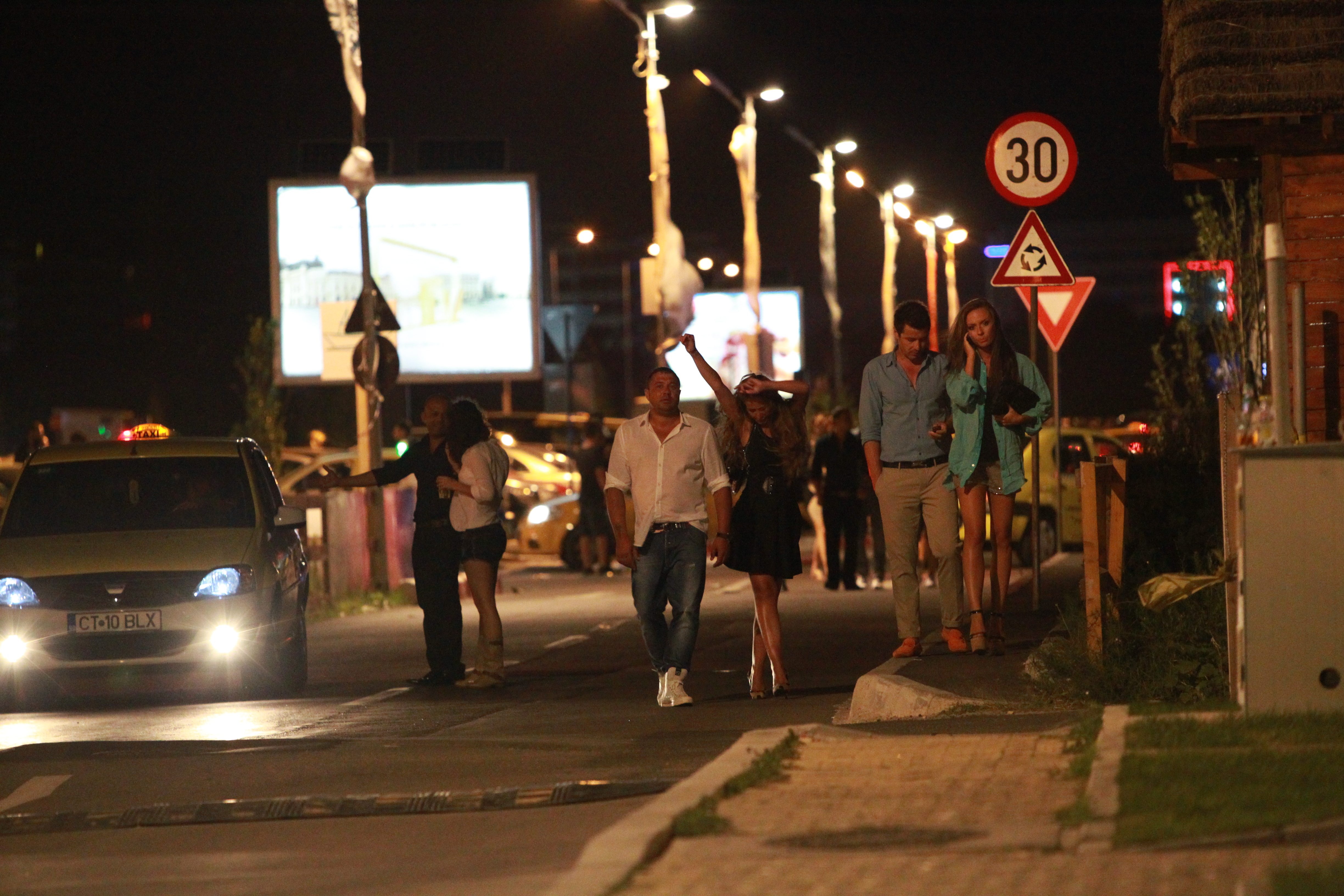 Sora fotbalistului se afla in lumea ei si continua sa se miste pe ritmurile pieselor care se mai auzeau