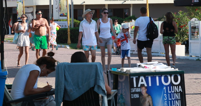 Radu Ile si-a scos fiul si sotia la o plimbare pe faleza din statiunea Mamaia