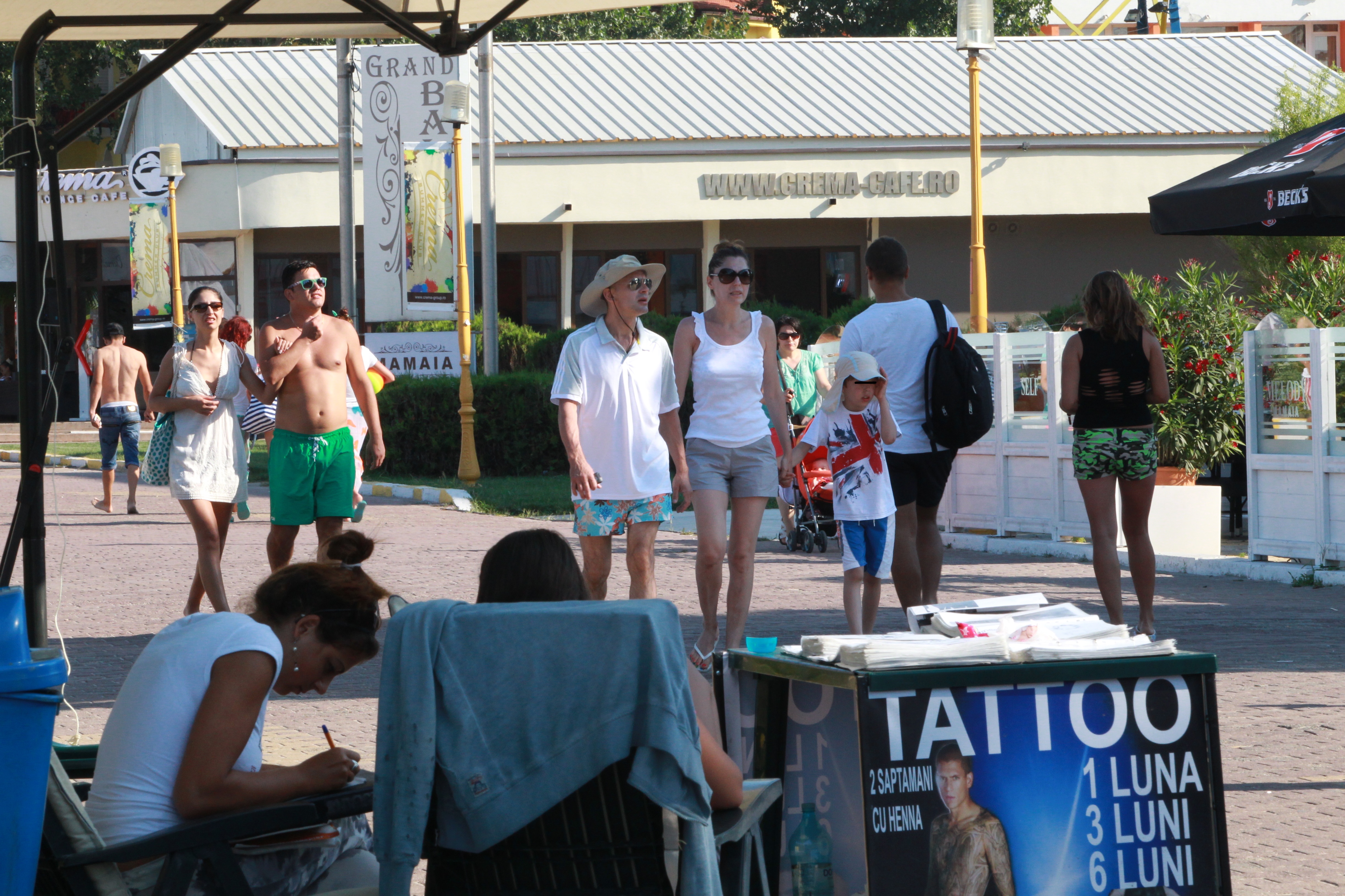 Cu o palarie de cowboy menita sa il apere de soare, cantaretul a trecut aproape neobservat