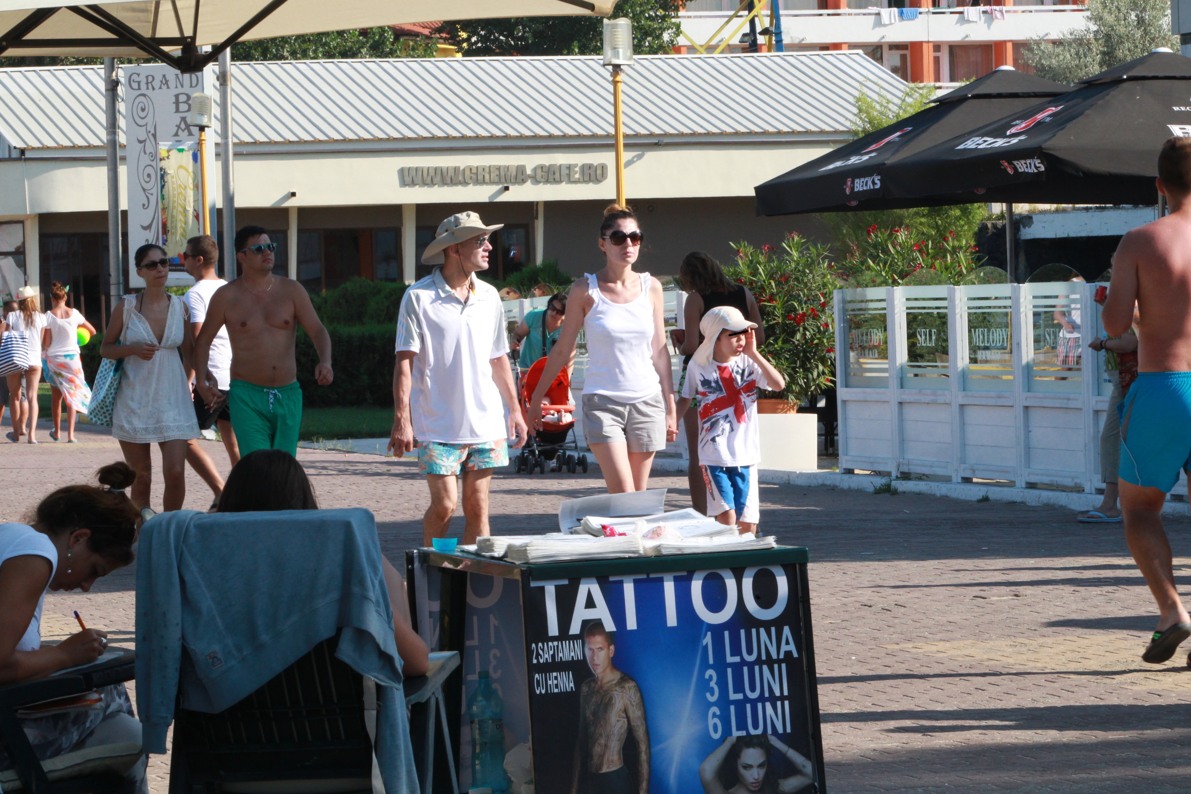 Nina, sotia lui Radu, are grija sa nu-l scape din mana pe micut