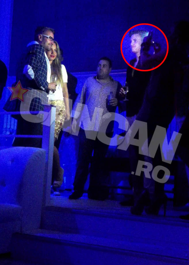 Bote este rugat de o domnisoara sa faca o poza cu ea