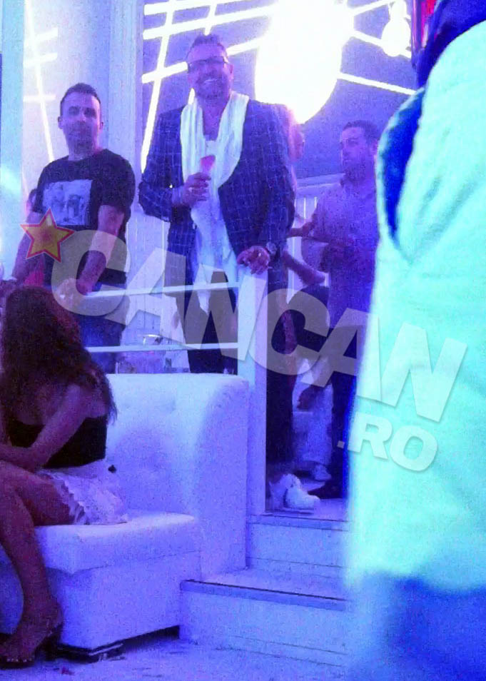 Bote se intretine cu clientii din local