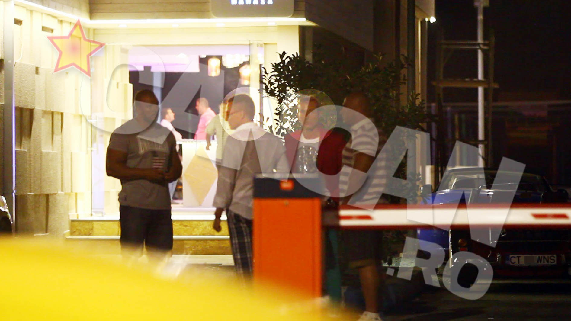 Fratii Mazare stau de vorba cu cei doi bodyguarzi care ii insotesc mai mereu