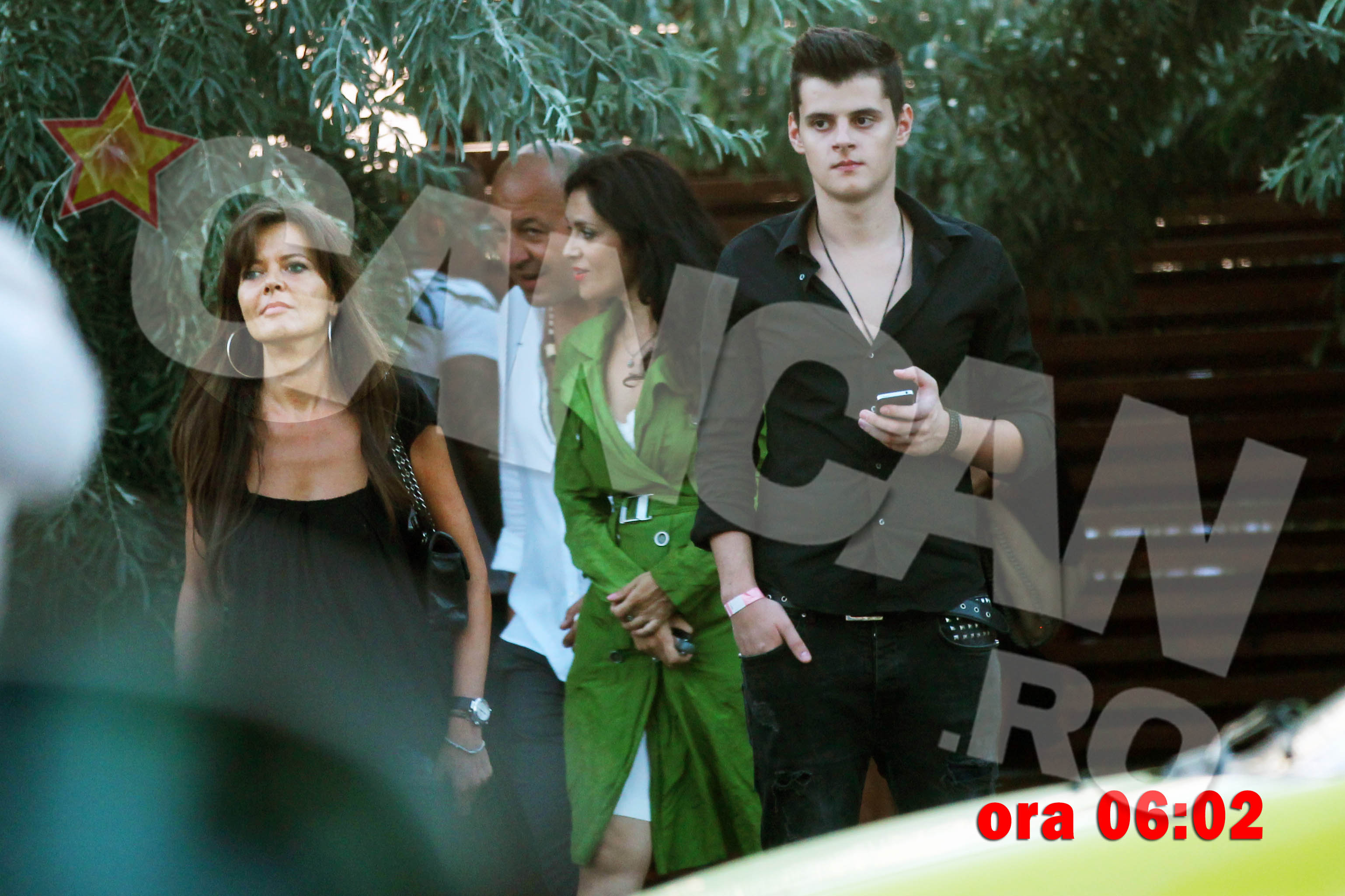 Catalina iese din club in zori, cu o expresie de satisfactie totala pe fata