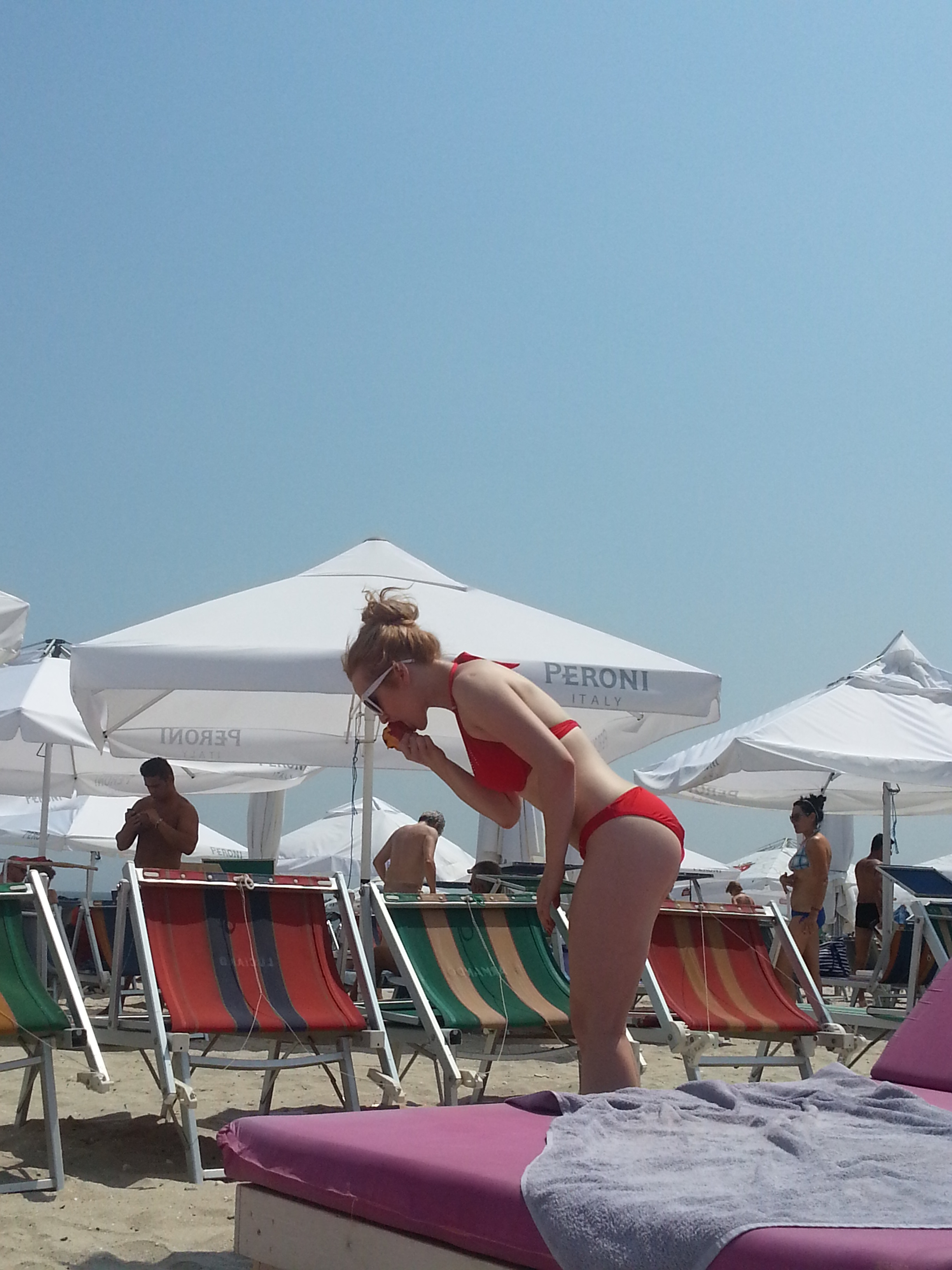 Xonia consuma doar fructe proaspete cat sta la plaja