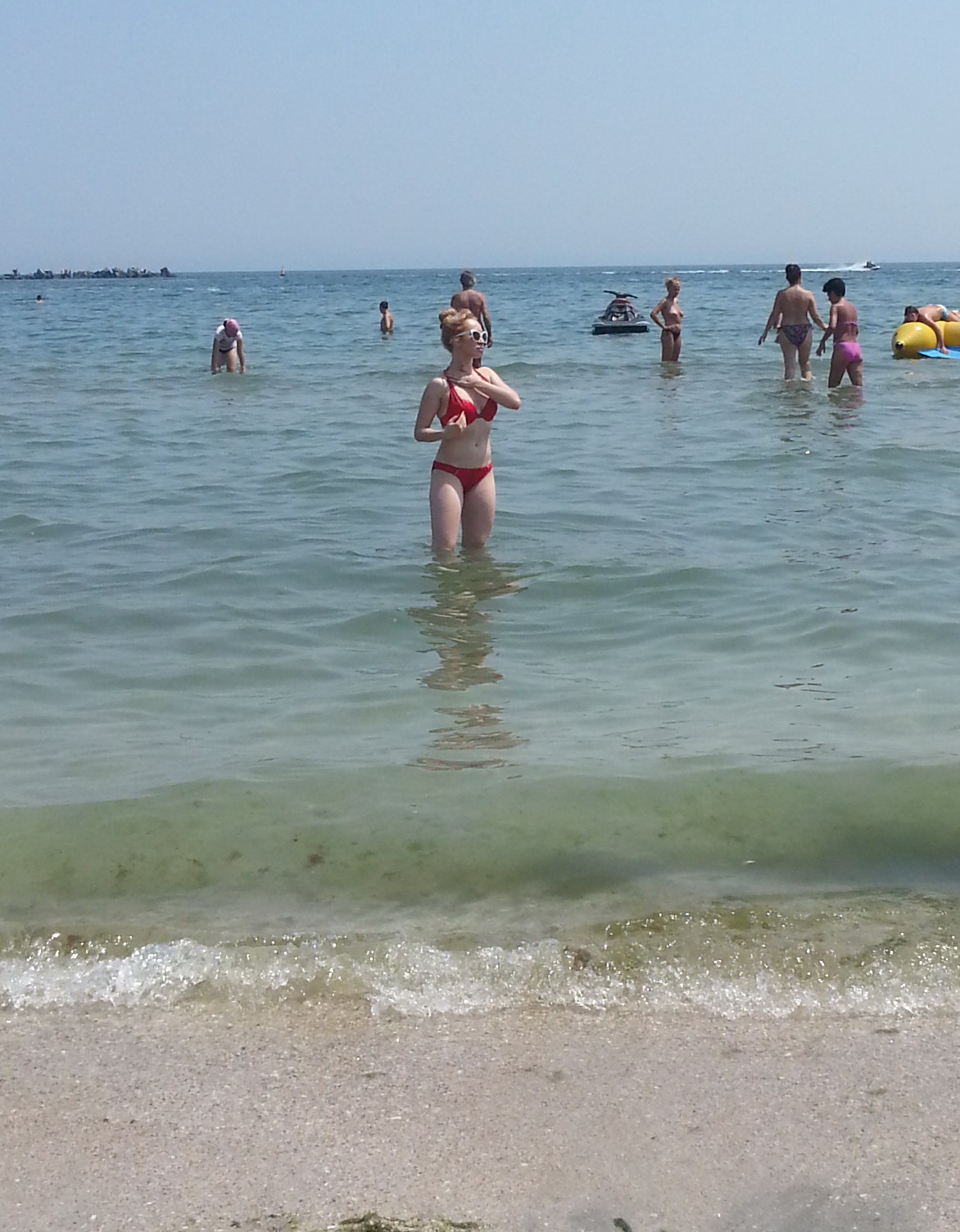 Artista intra in apa doar pentru a se uda putin