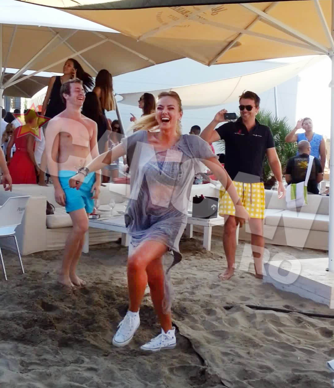 Roxana a incins distractia pe plaja ajutata de un tanar la fel de talentat ca ea