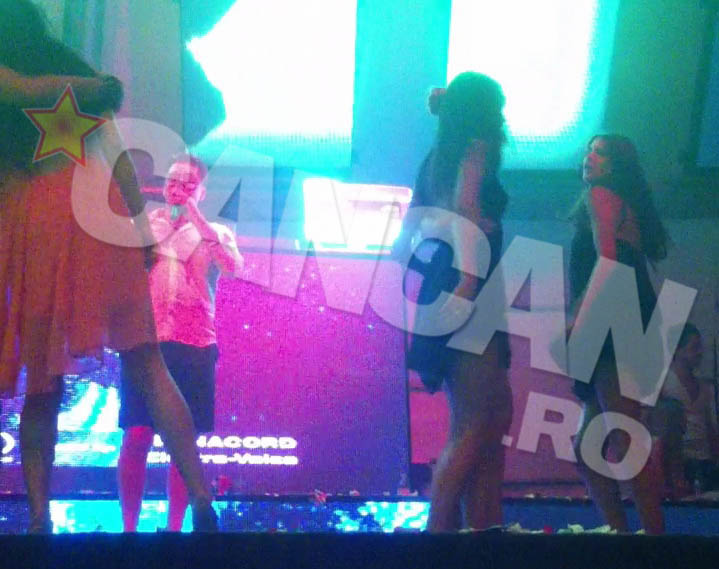 A trecut apoi pe scena, la micofon