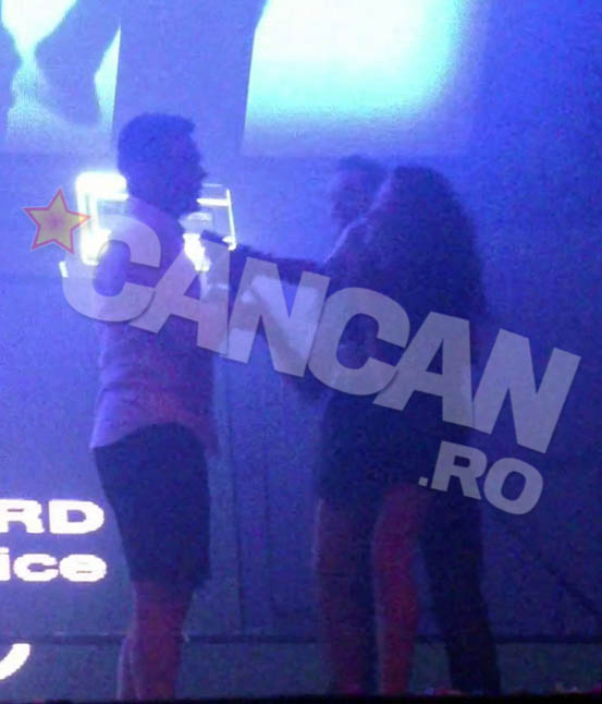 La un pas sa piarda microfonul, Toader a luptat pentru el fara sa mai tina cont ca adversarul este o femeie