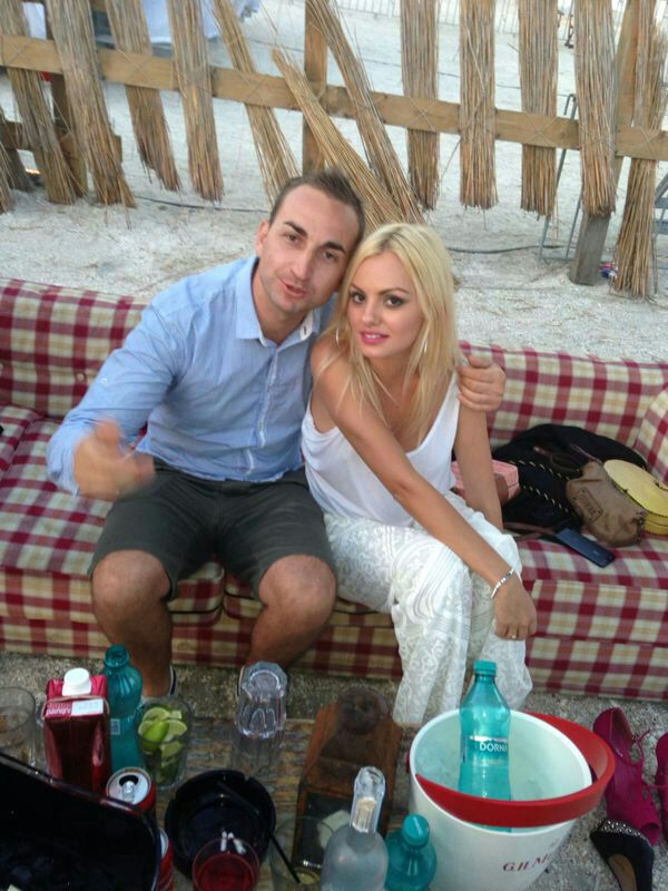 Pentru ca in ultima vreme artista nu a prea iesit din casa, barbatul tine sa imortalizeze momentul