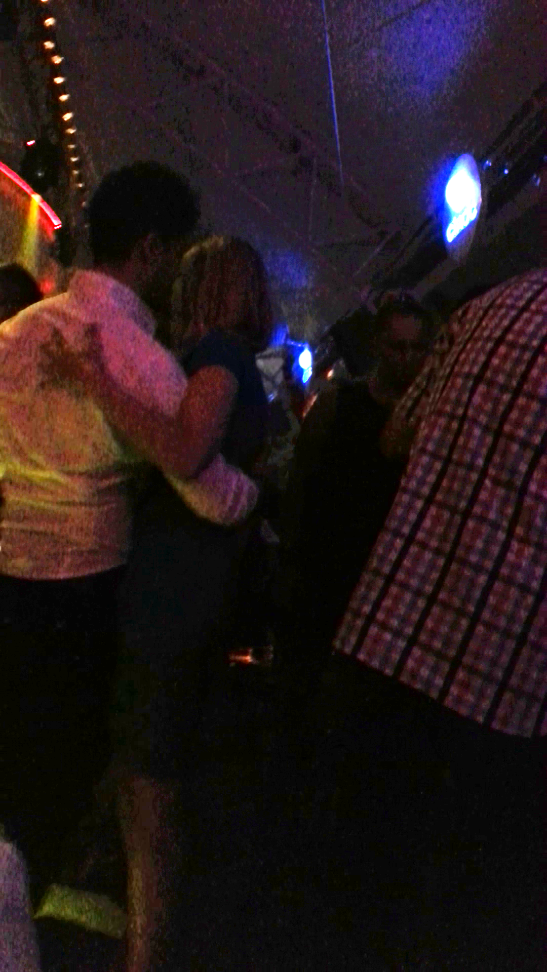 Cei doi danseaza imbratisati