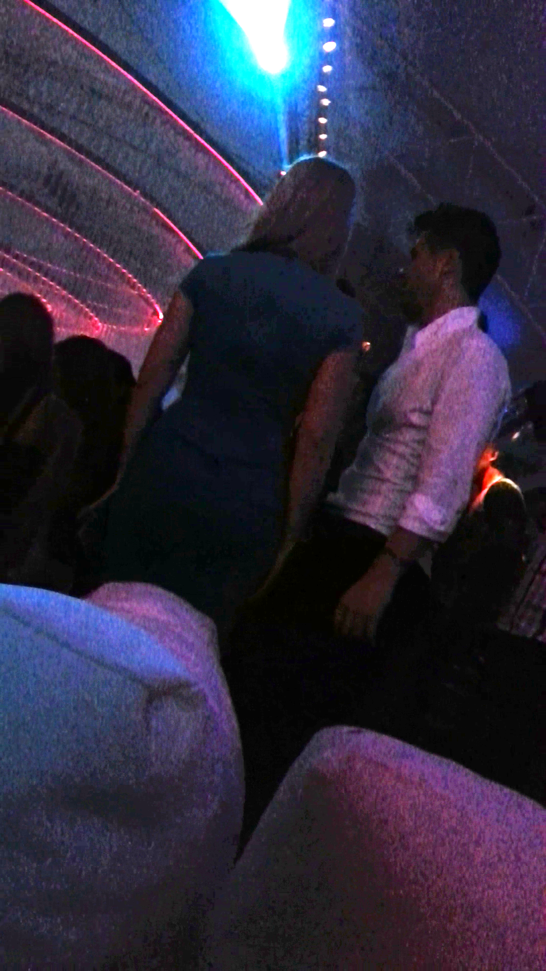 Desi se afla in club alaturi de cativa prieteni, Jorge prefera doar compania logodnicei sale