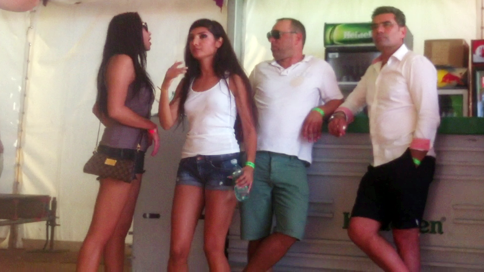 Obositi cei patru stau mai mult la bar