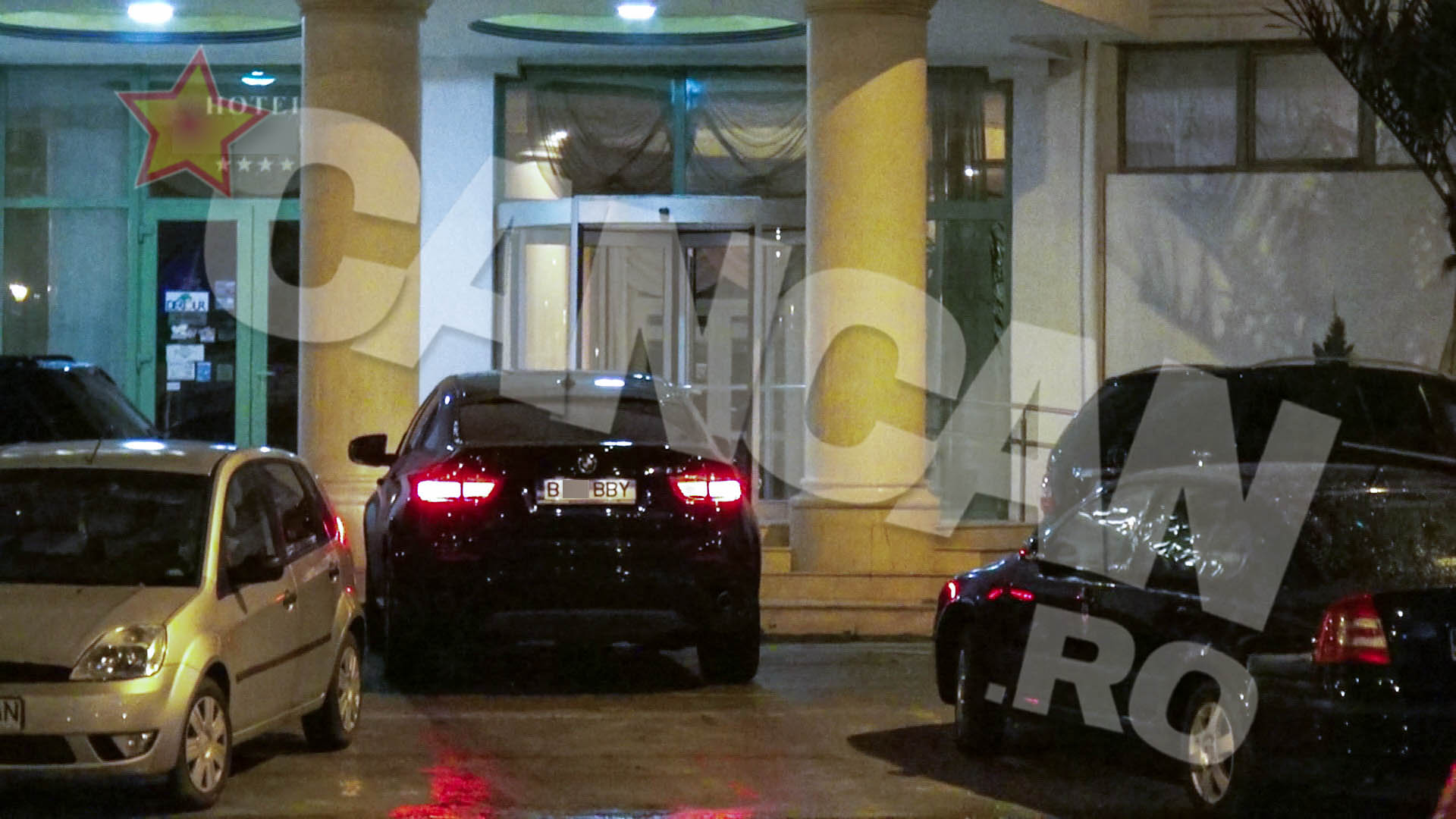 Aflata la volan, roscata aproape ca intra cu masina in holul hotelului, incercand sa parcheze sub copertina