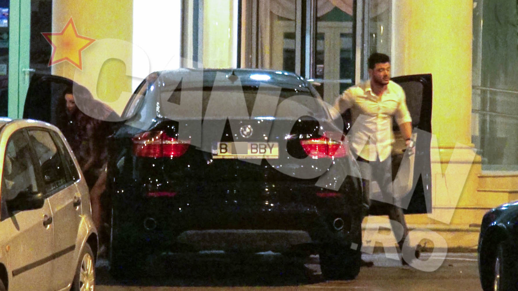 Cumva feriti de ploaia, cei doi coboara degajati din masina