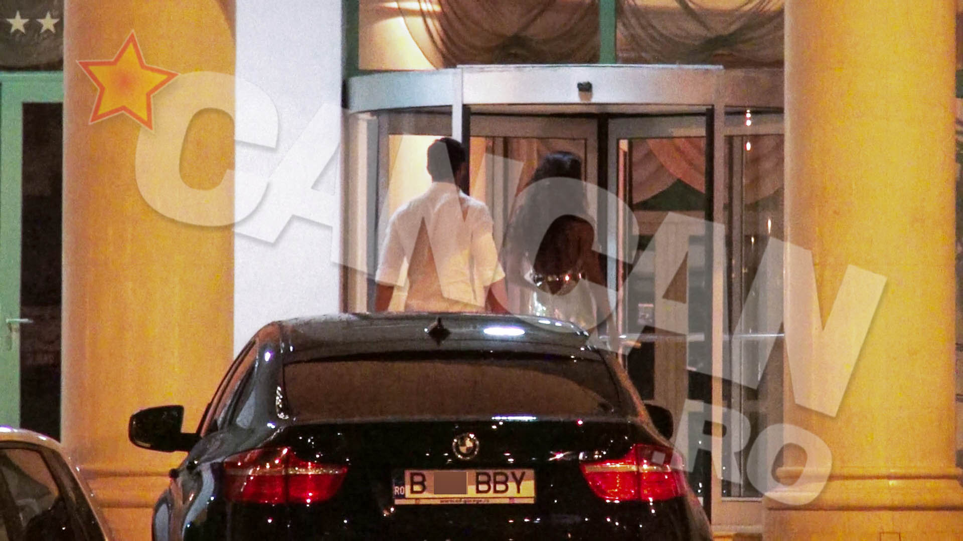 O data terminata treaba, o urmeaza pe iubita lui in hotel