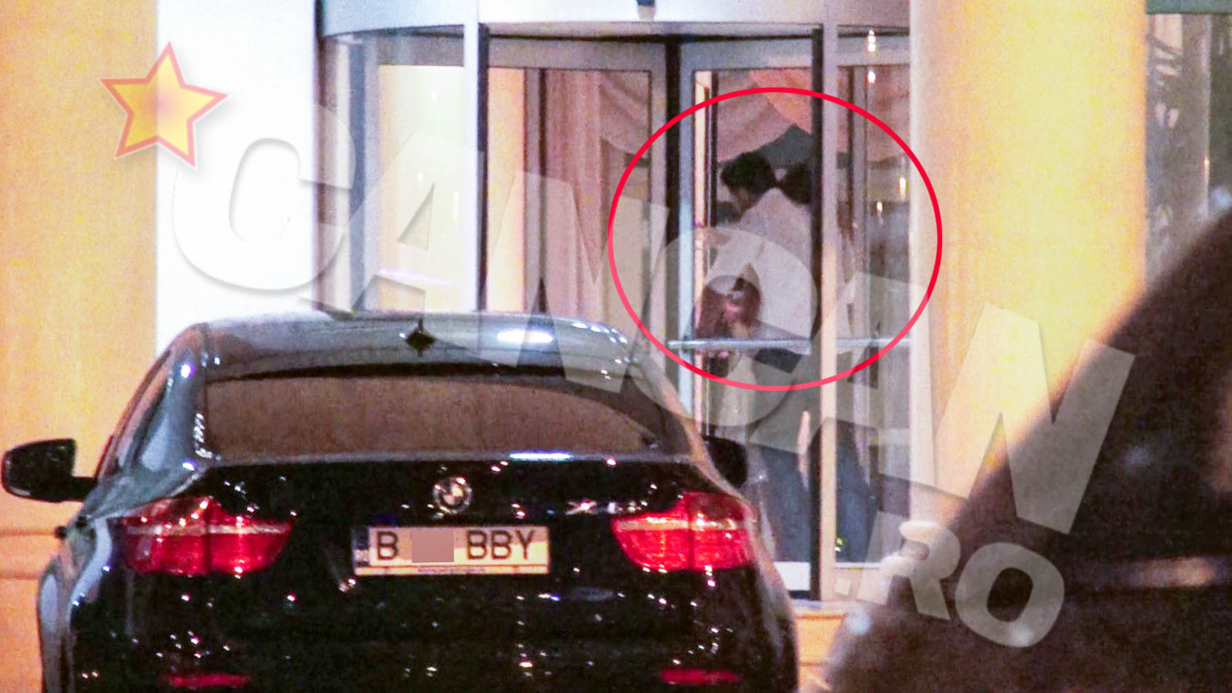 Victor profita de inghesuiala din usa rotativa si o strange in brate pe Bianca. ba ii fura si un sarut