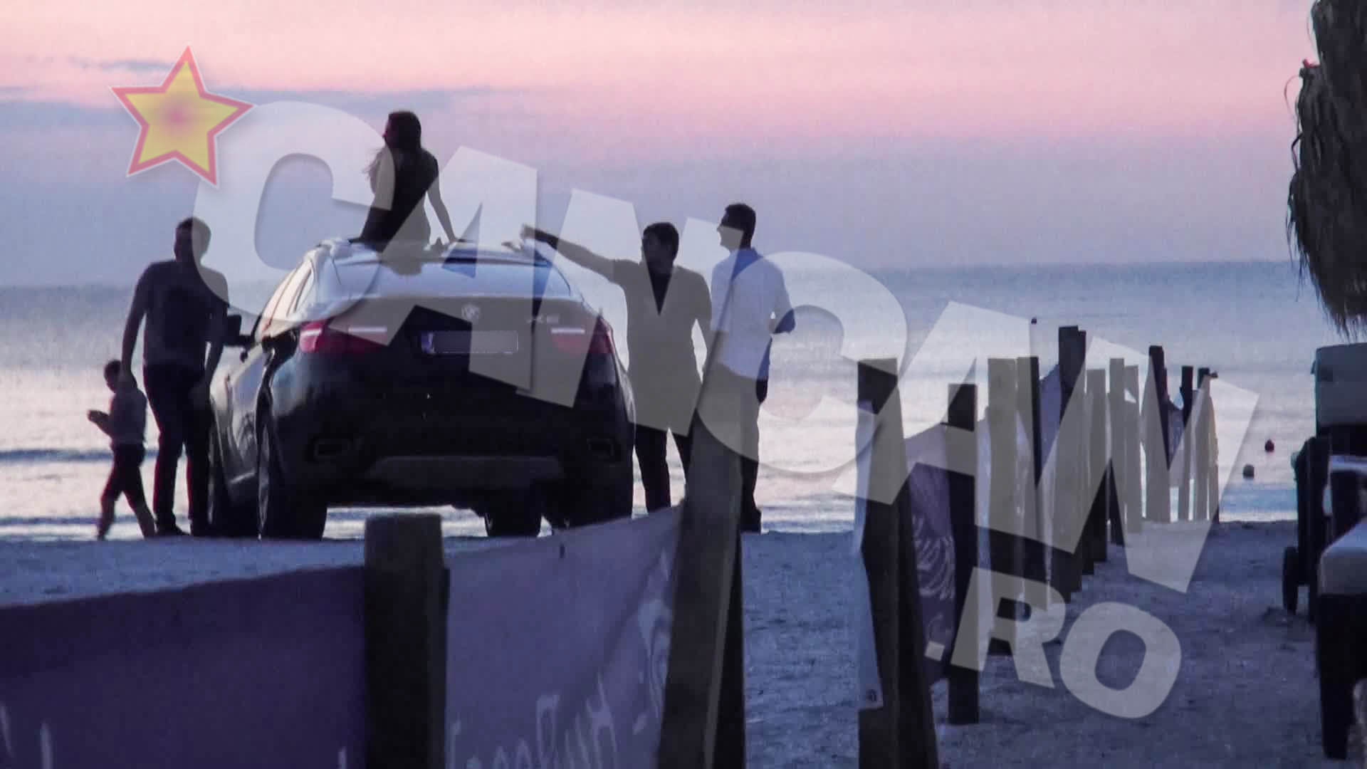 Tinerii au parcat masina pe plaja si apoi si-au facut de cap