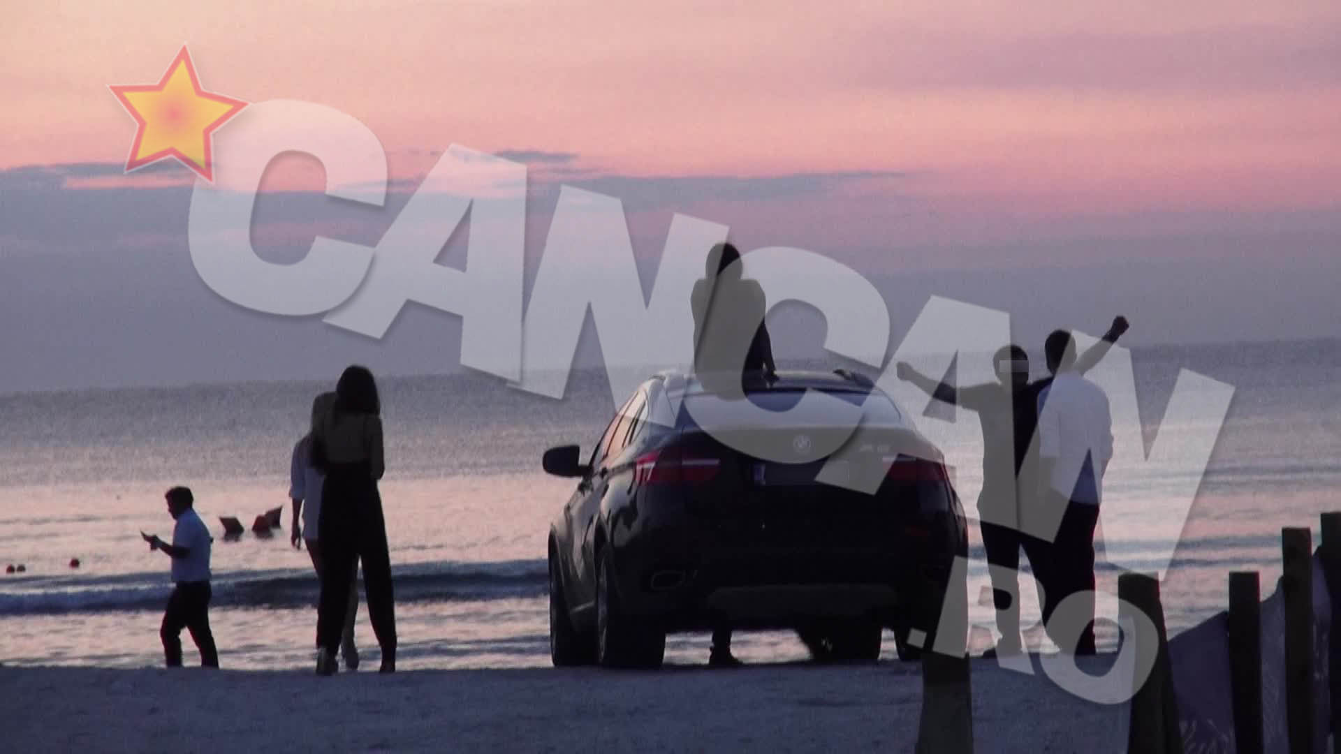 Tinerii au parcat masina pe plaja si apoi si-au facut de cap